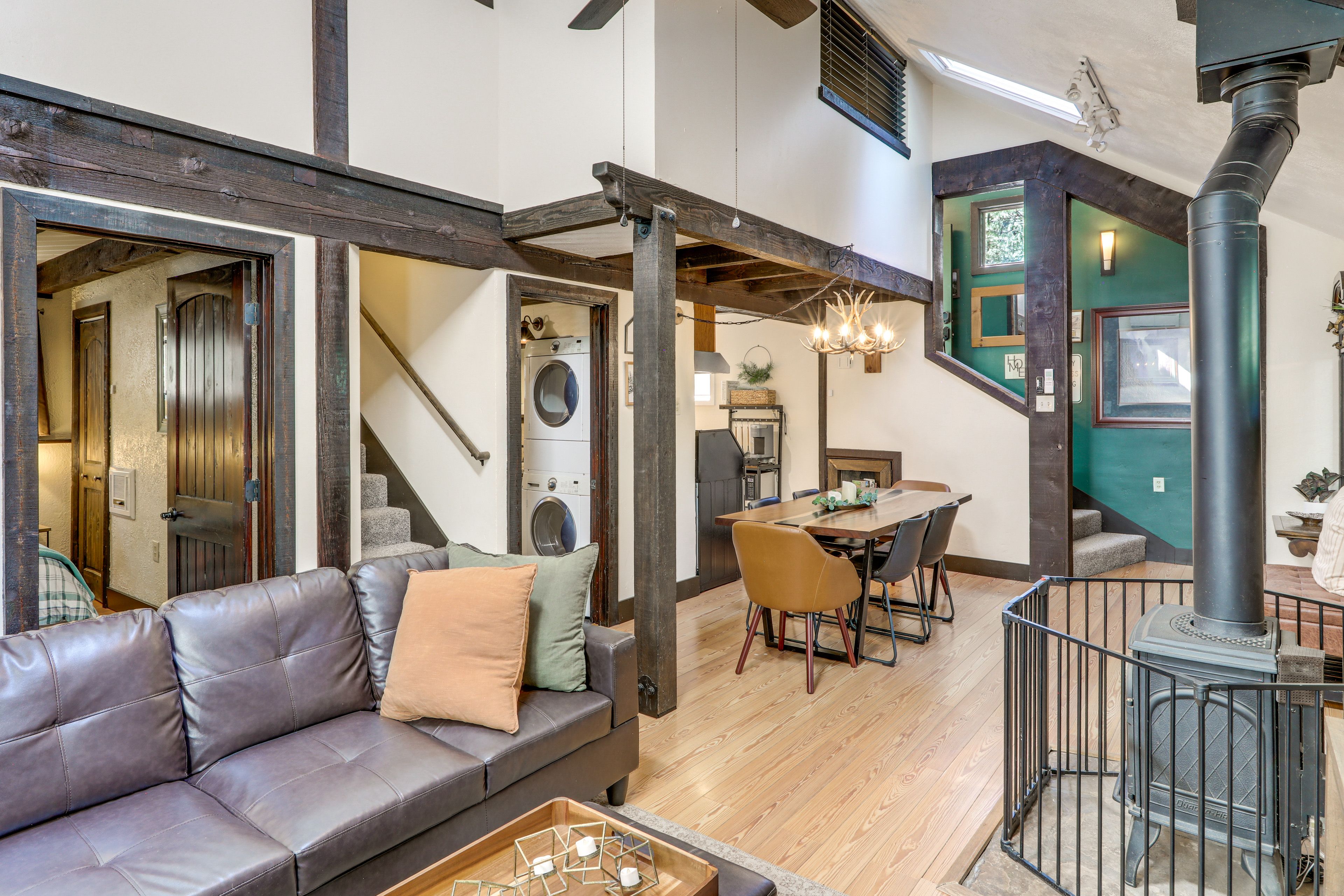 Living Room | Gas Fireplace | Free WiFi | Smart TV