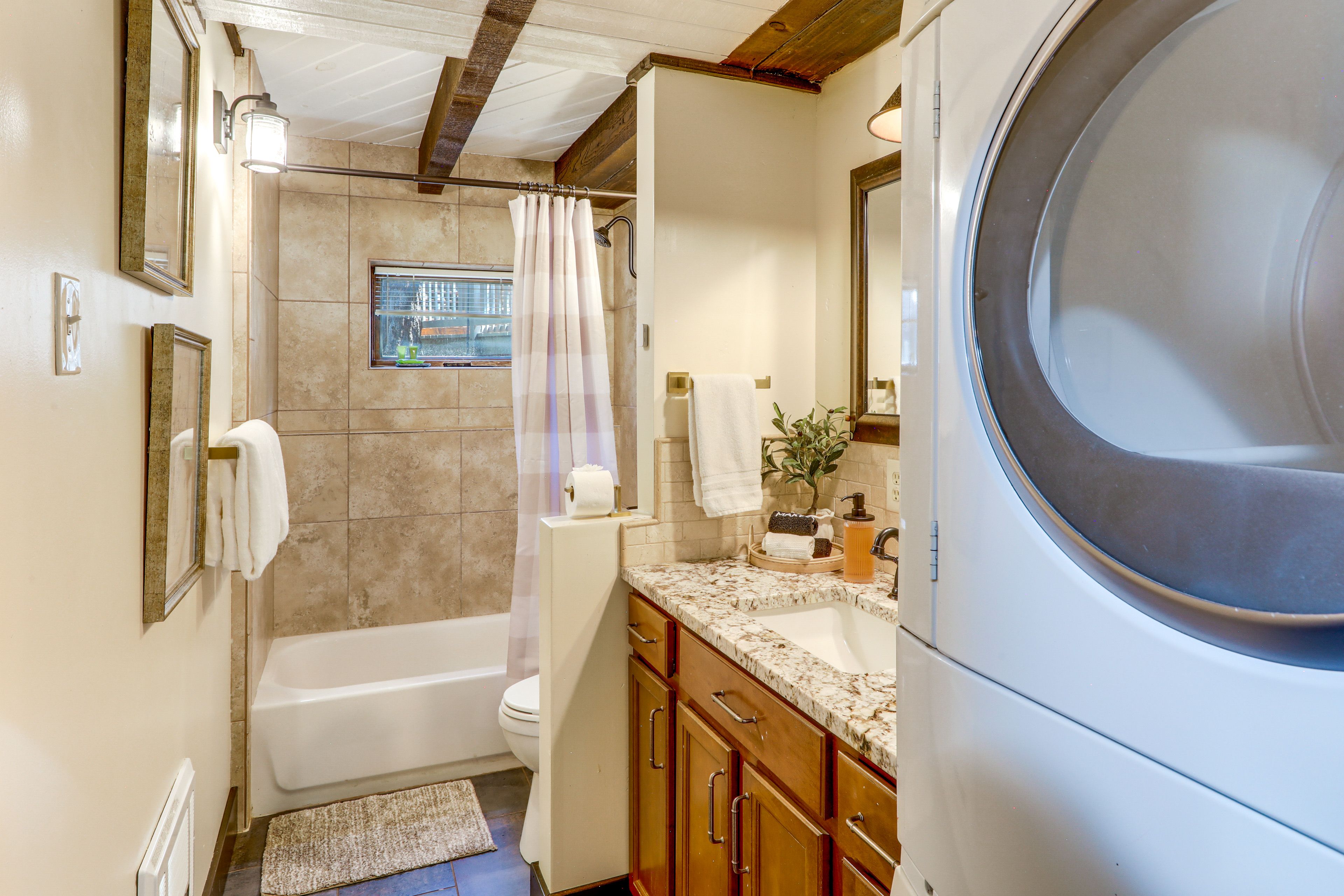 Full Bathroom | Washer & Dryer | Laundry Detergent Provided
