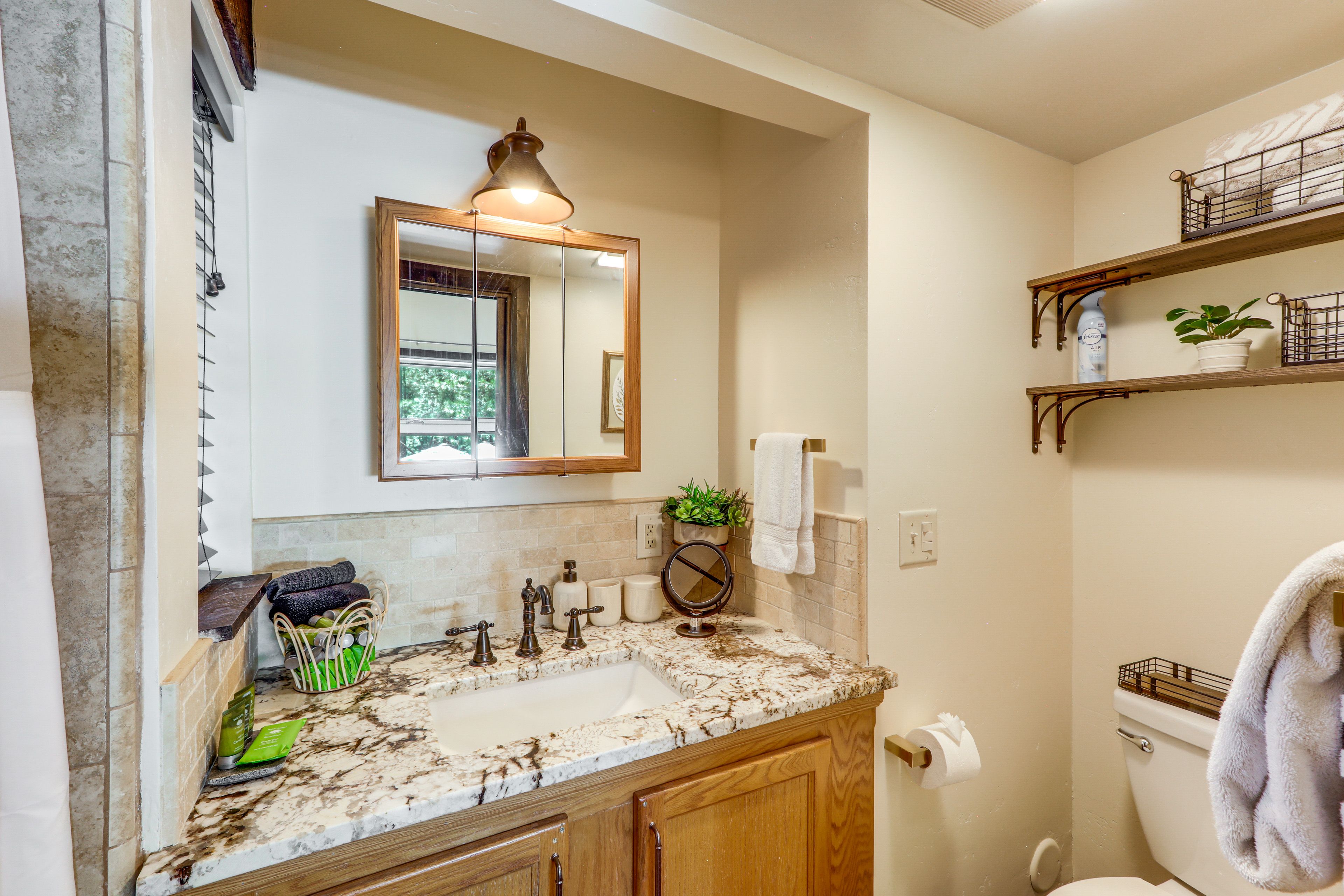 Full Bathroom | Towels Provided | Complimentary Toiletries