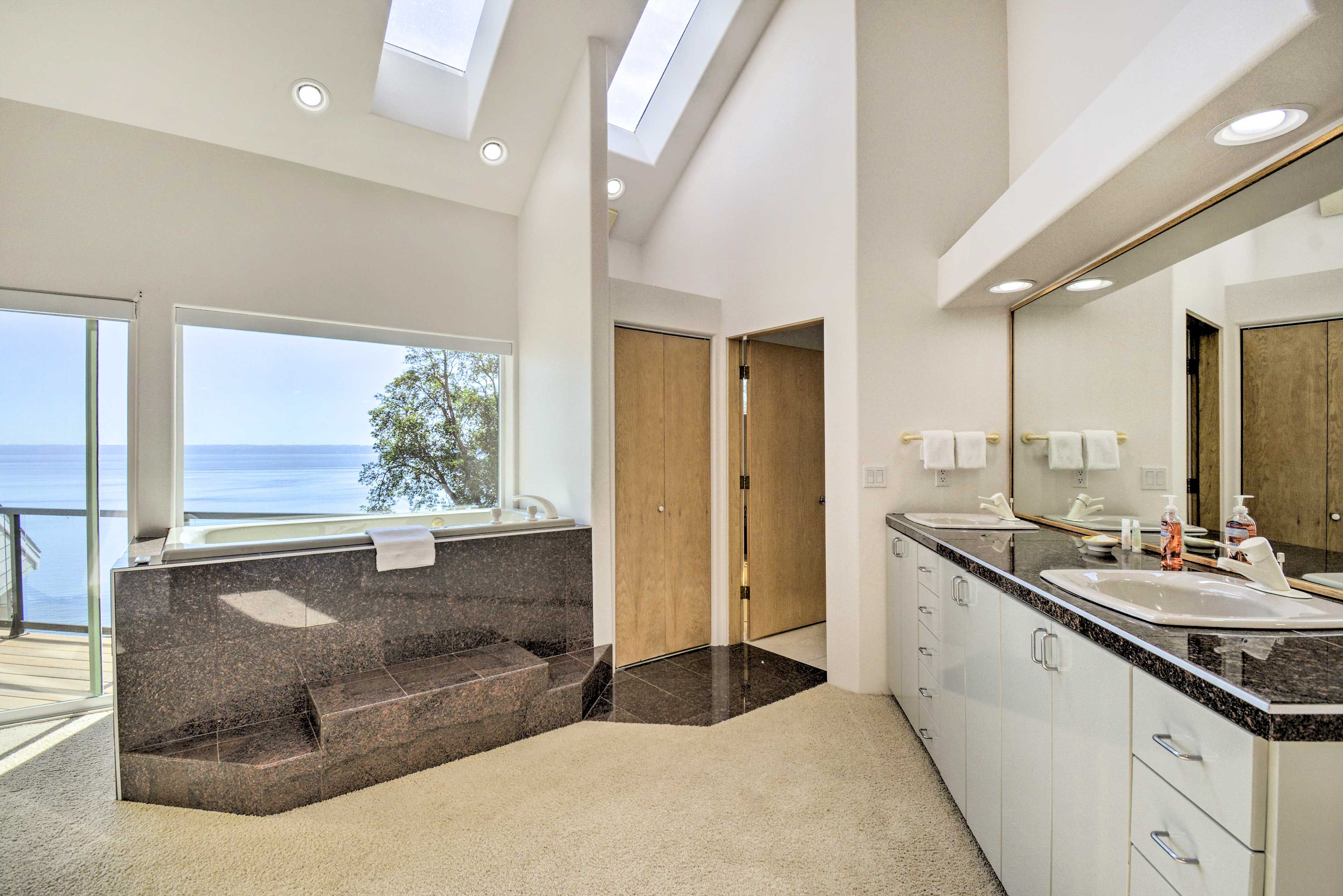 En-Suite Bathroom | Linens & Towels | Complimentary Toiletries