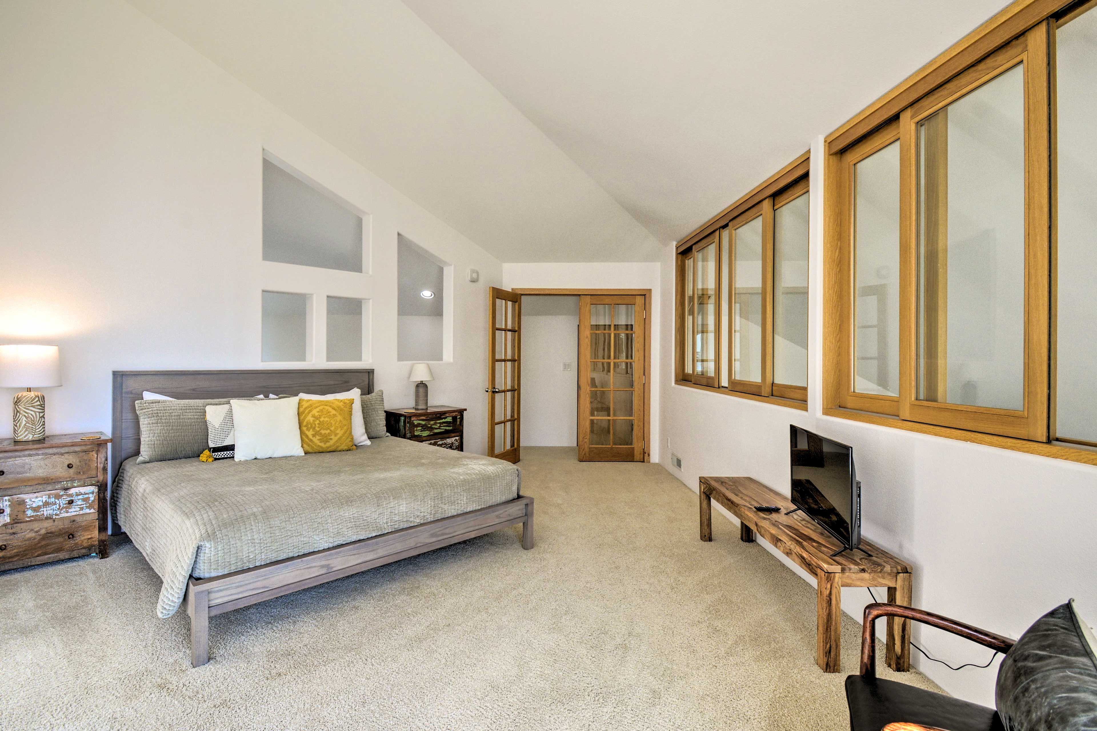 Bedroom Suite | King Bed | Smart TV | En-Suite Bathroom