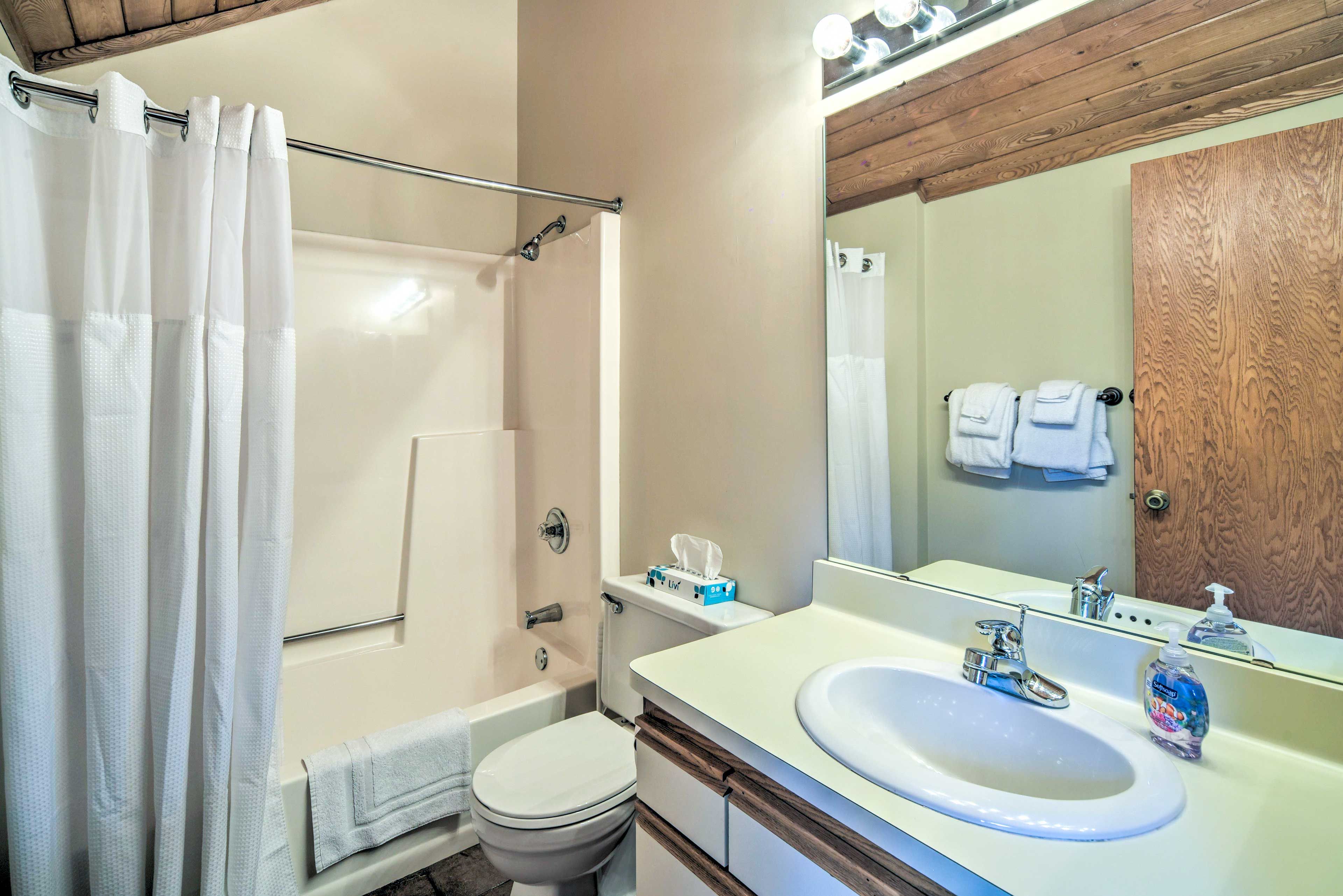En-Suite Bathroom | Complimentary Toiletries | Hair Dryer