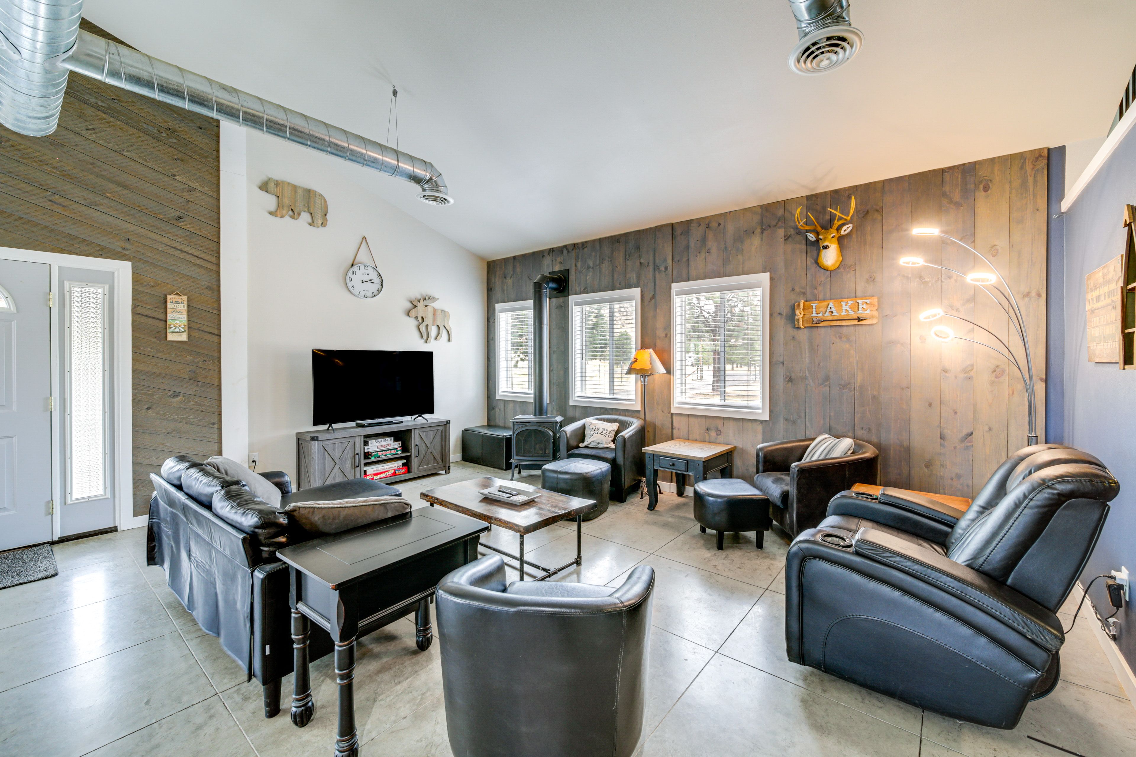 Living Room | Full Sleeper Sofa | Smart TV | Free WiFi | Board Games