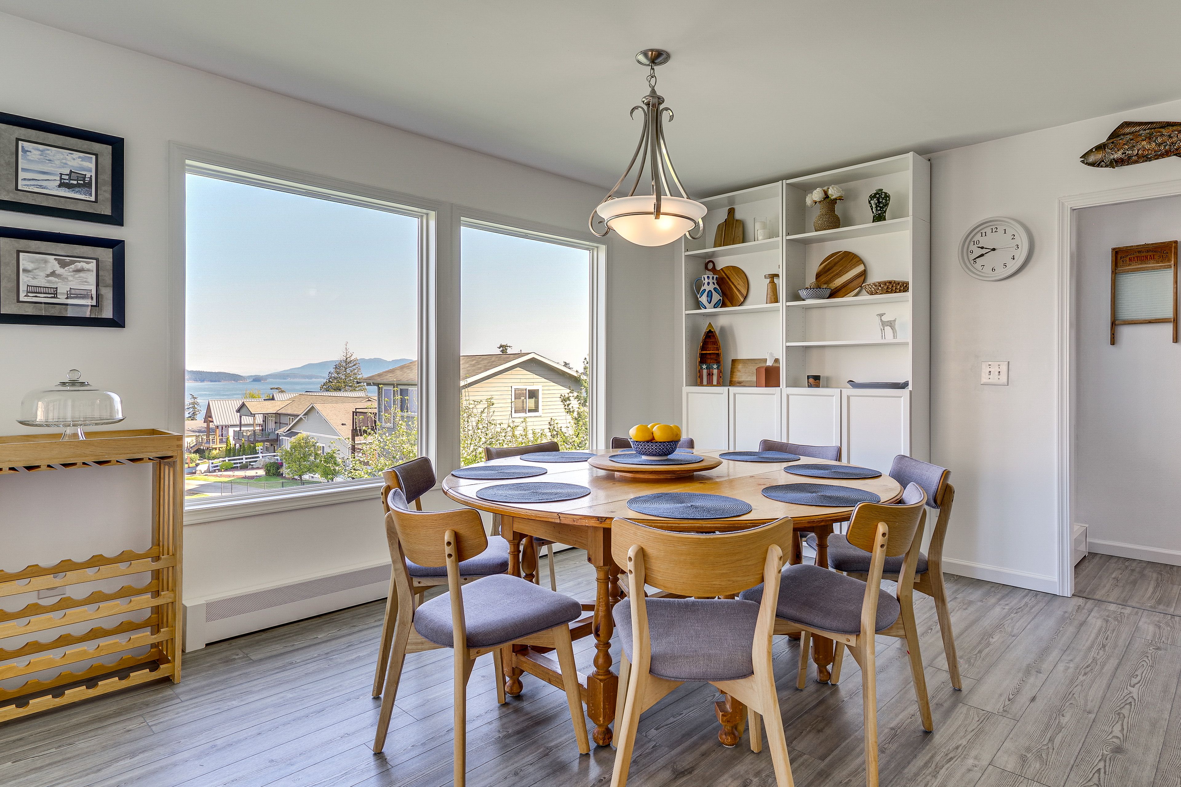 Dining Area | Dishware/Flatware Provided