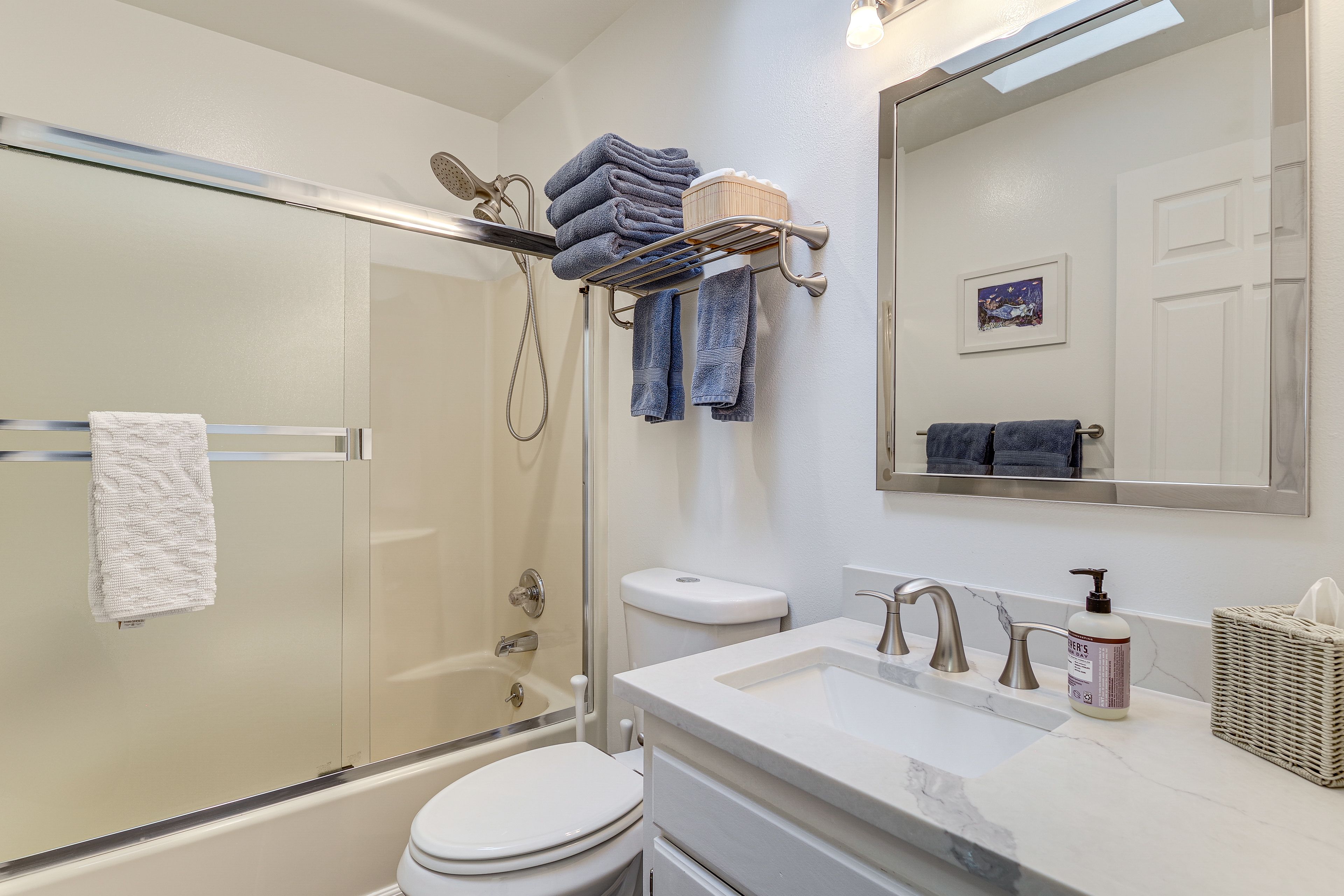 Full Bathroom | Towels Provided