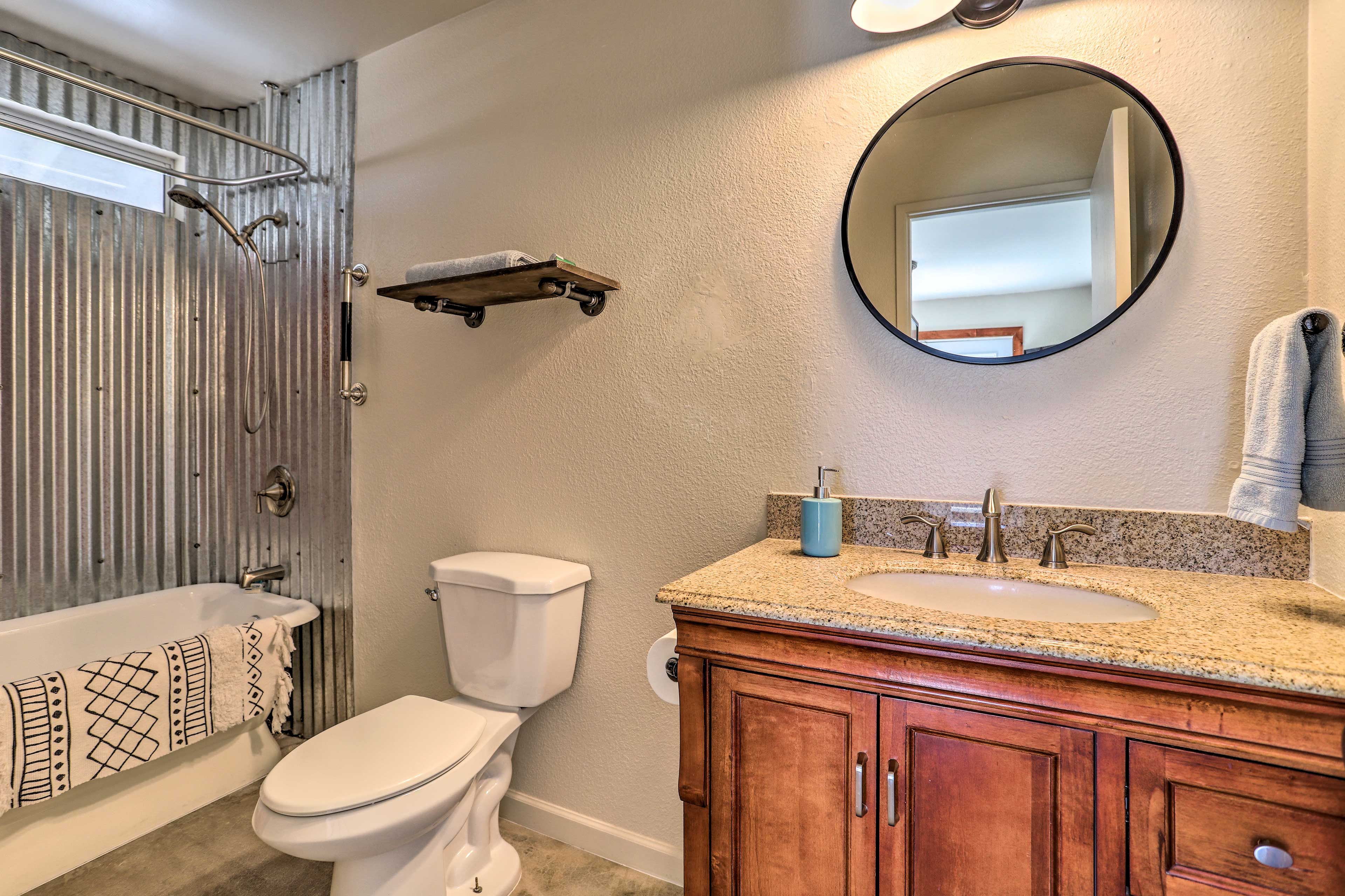 Full Bathroom | Towels Provided | Complimentary Toiletries