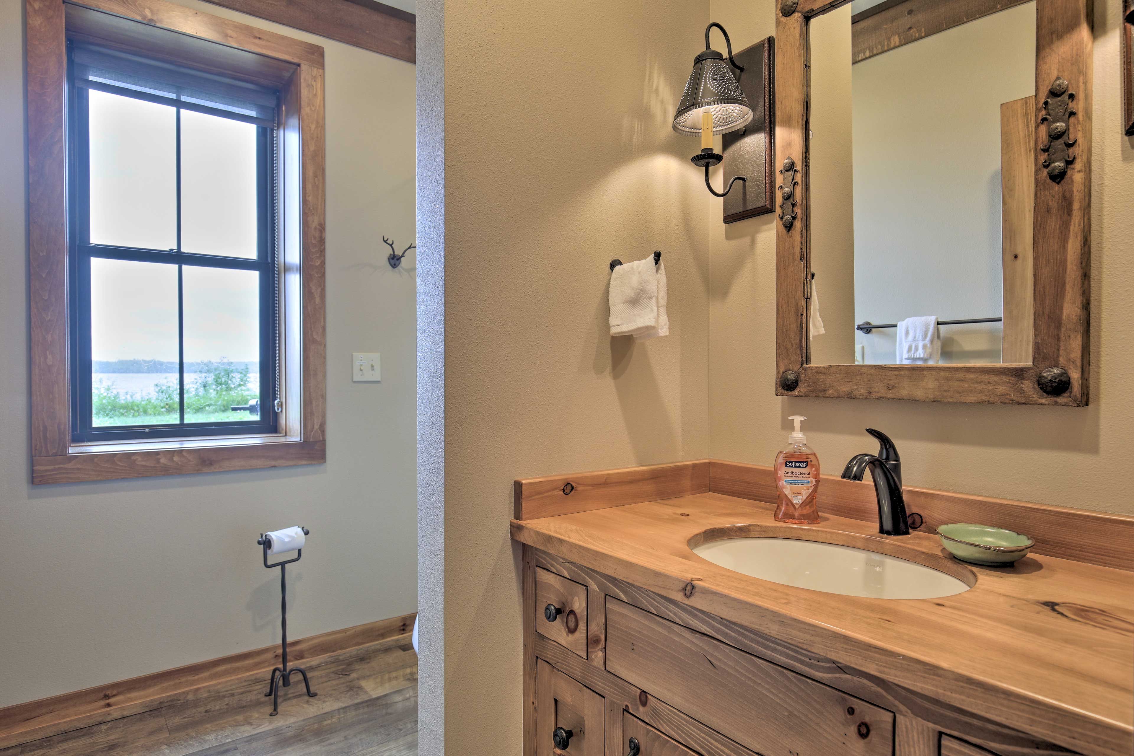 Full Bathroom | Complimentary Toiletries