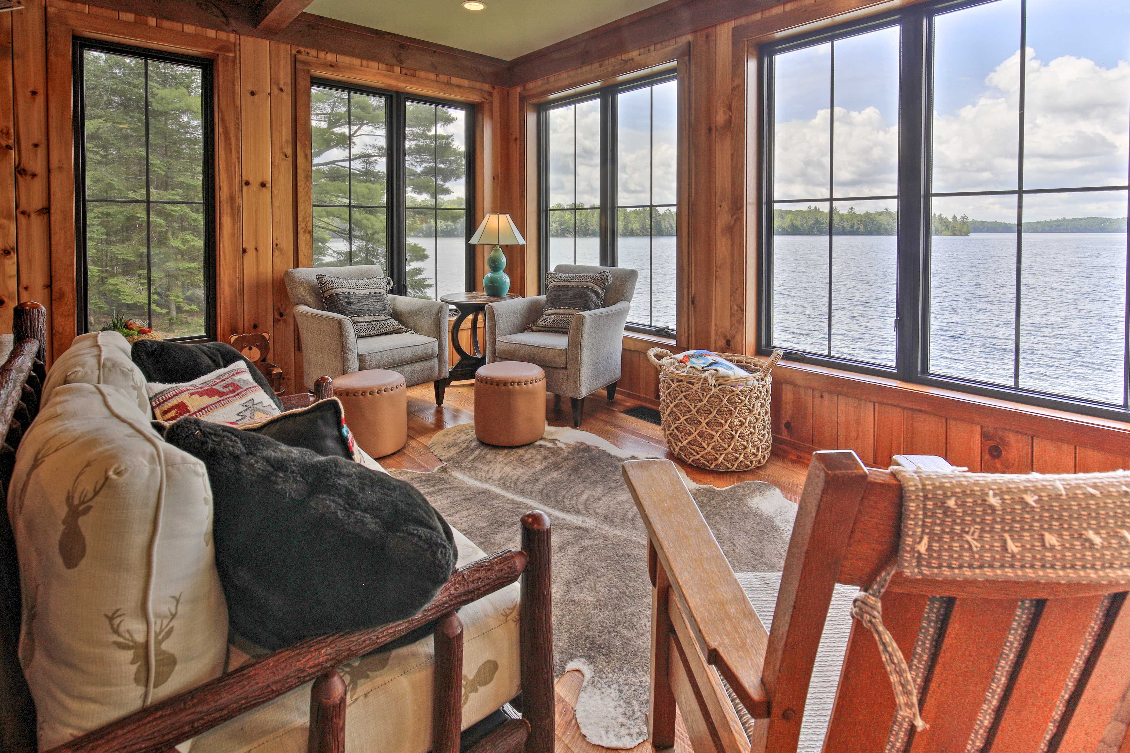 Living Room | Free WiFi | Smart TVs | Keyless Entry