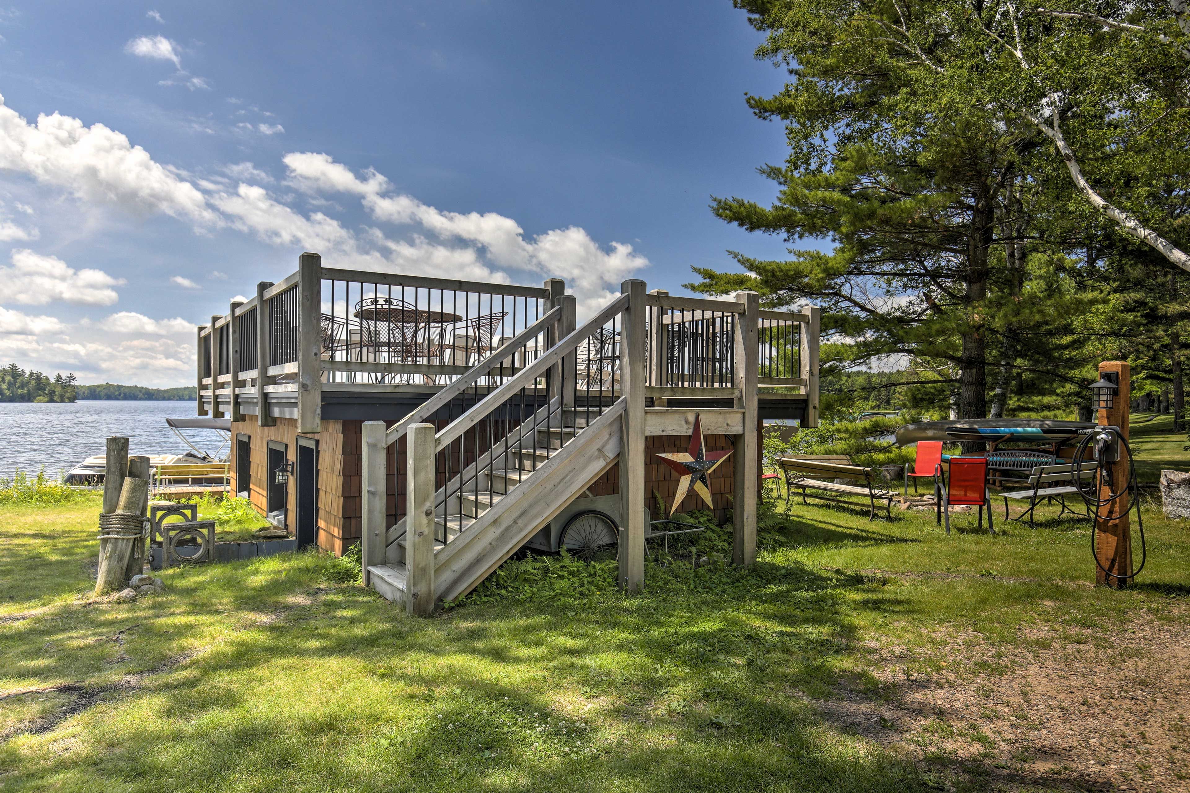 Deck | Fire Pit | Kayaks | Life Vests