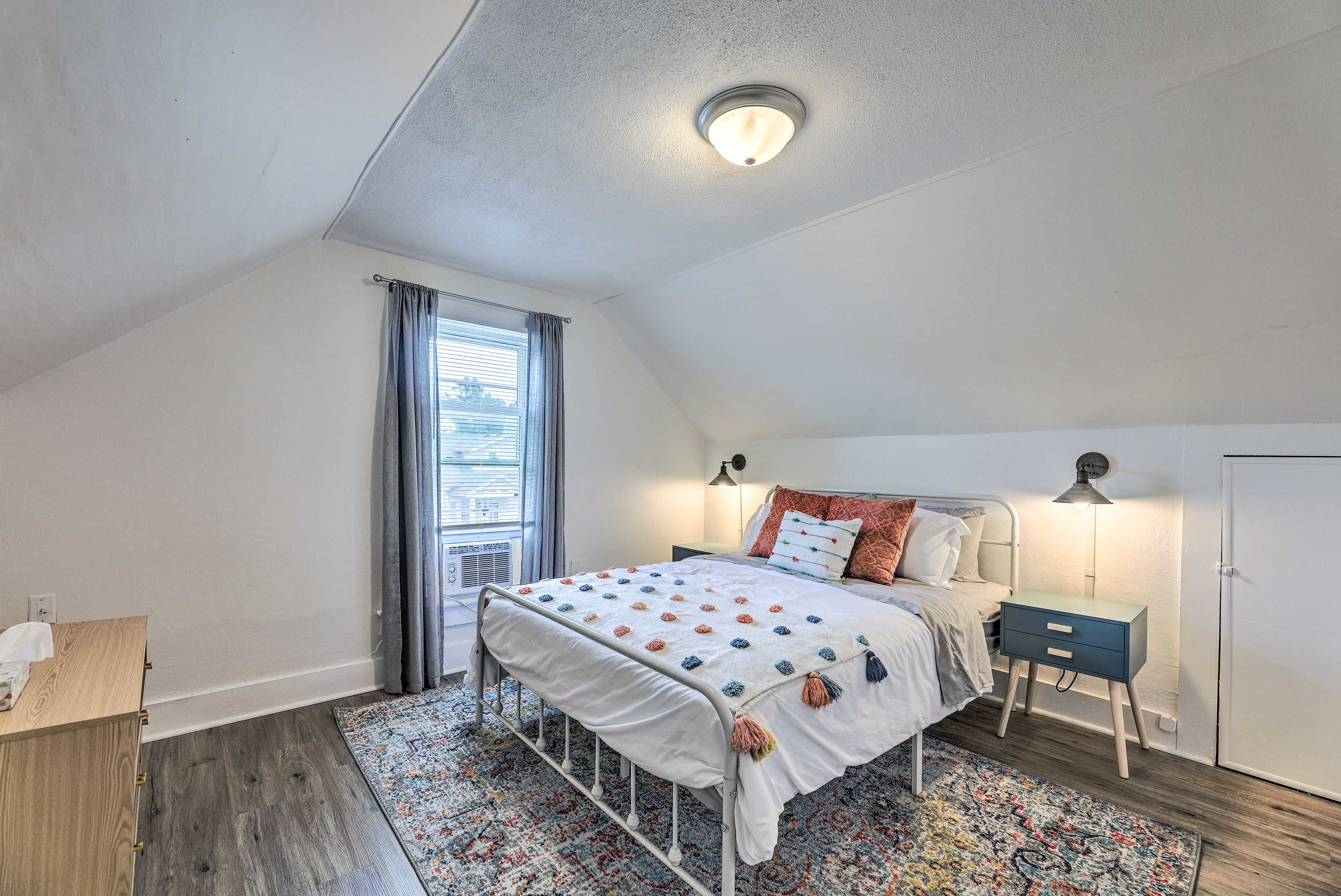 Bedroom 1 | Queen Bed