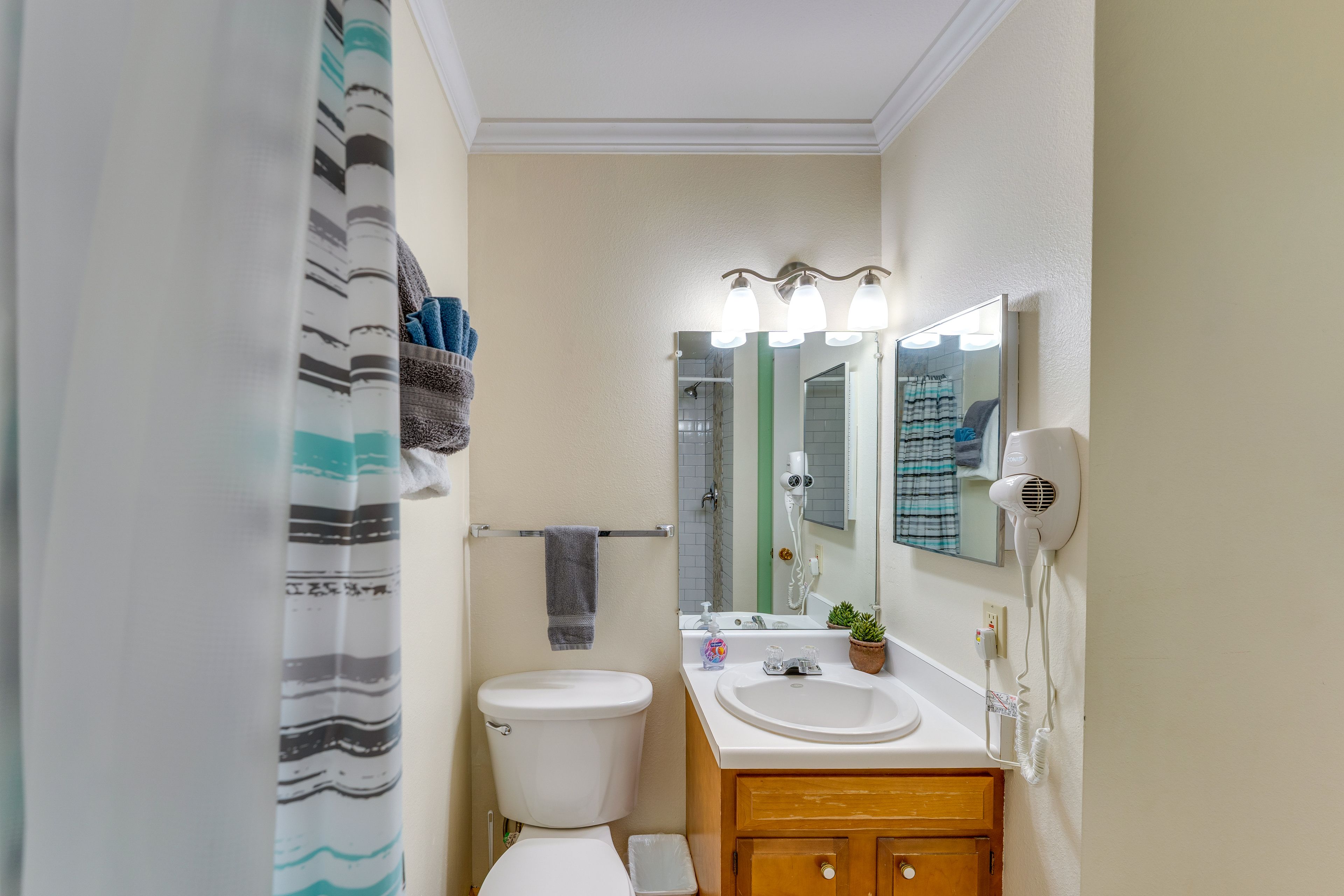 Full Bathroom | Towels | Hair Dryer