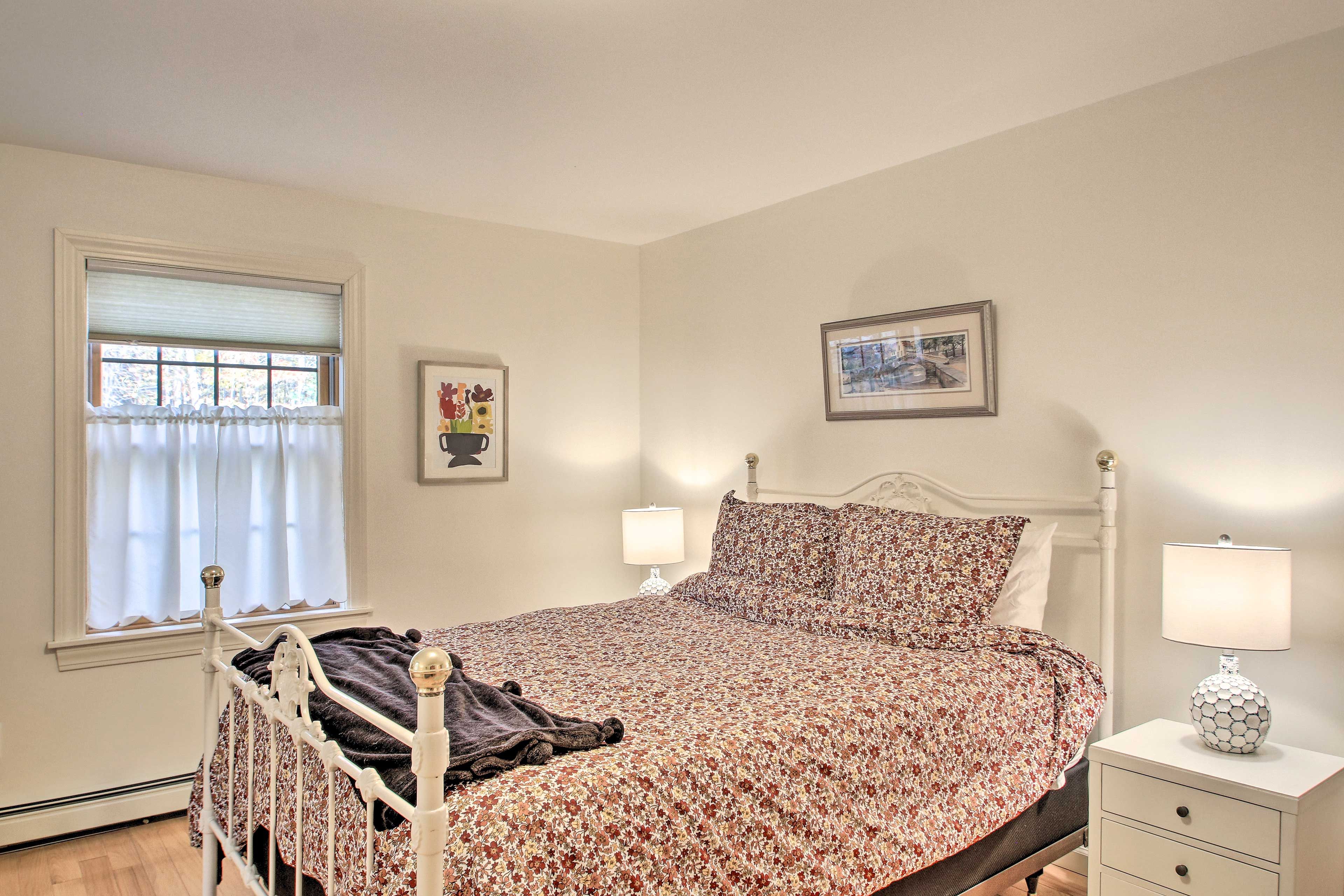 Bedroom 1 | 1st Floor | Queen Bed | Dresser | Seating