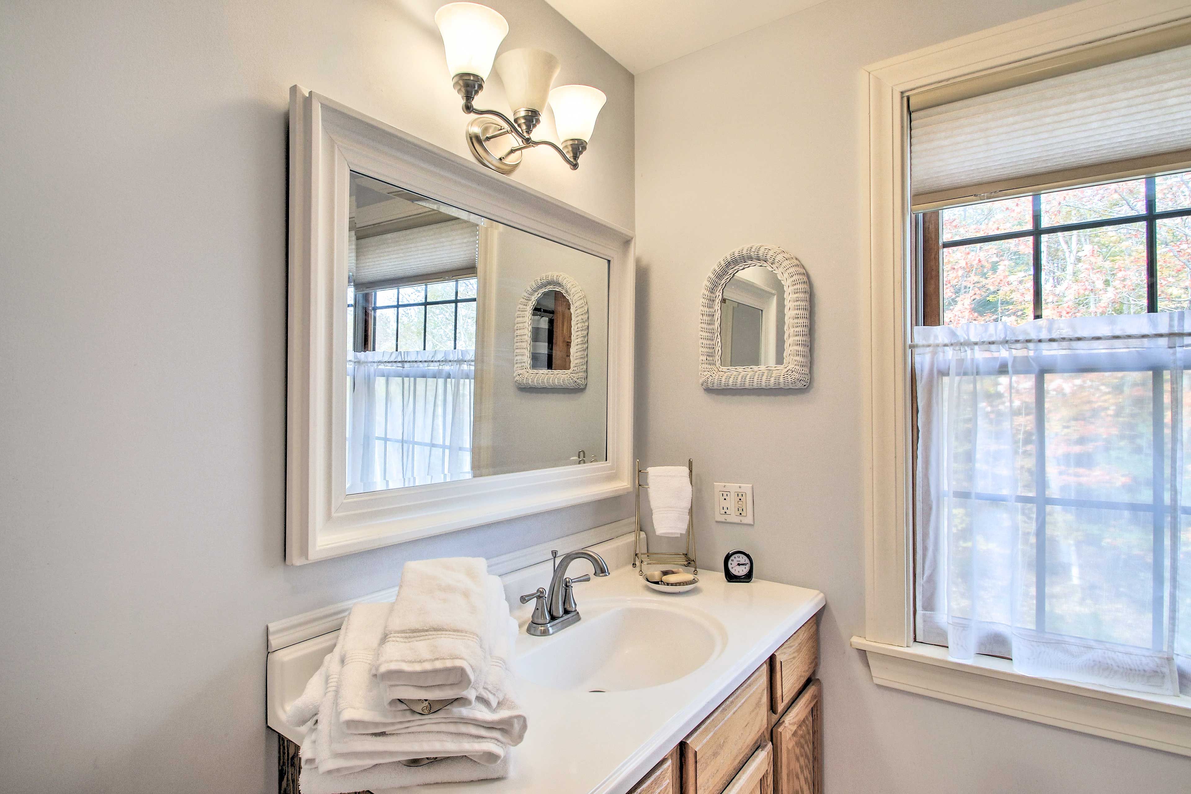 Full Bathroom | 2nd Floor | Shower/Tub Combo