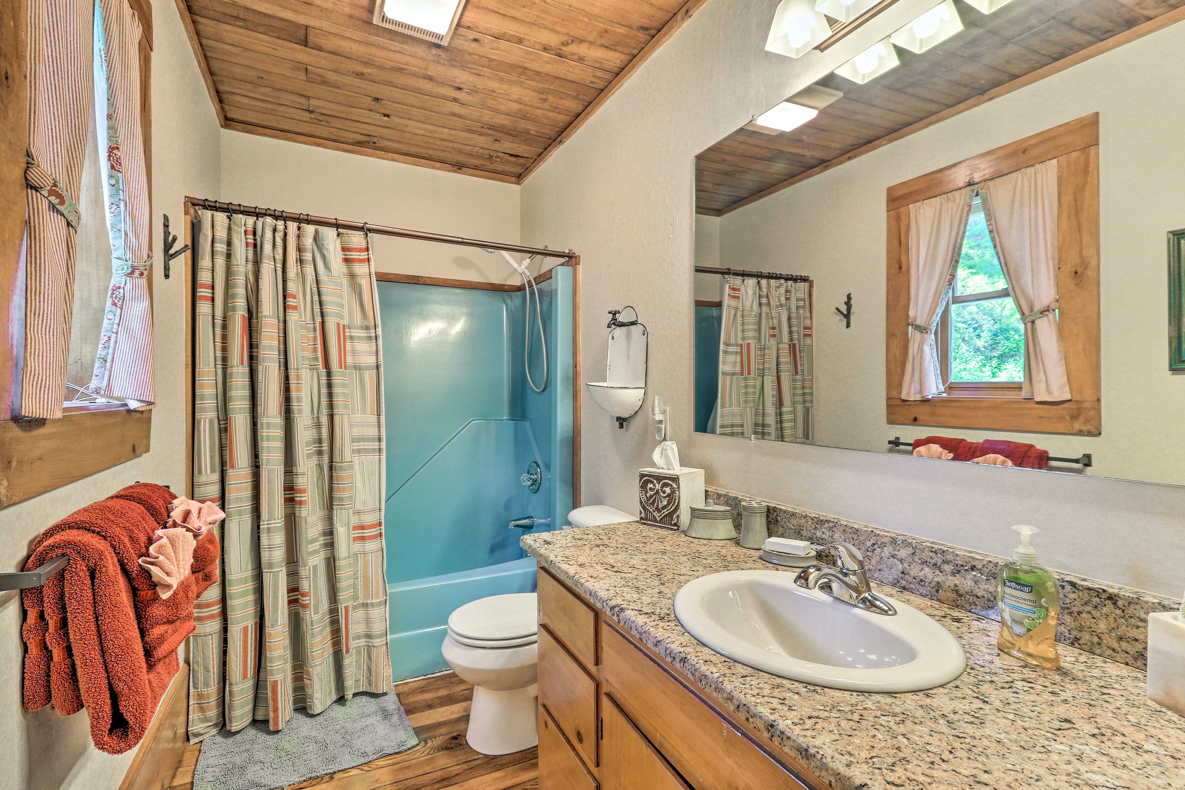 Full Bathroom | Towels Provided | Complimentary Toiletries