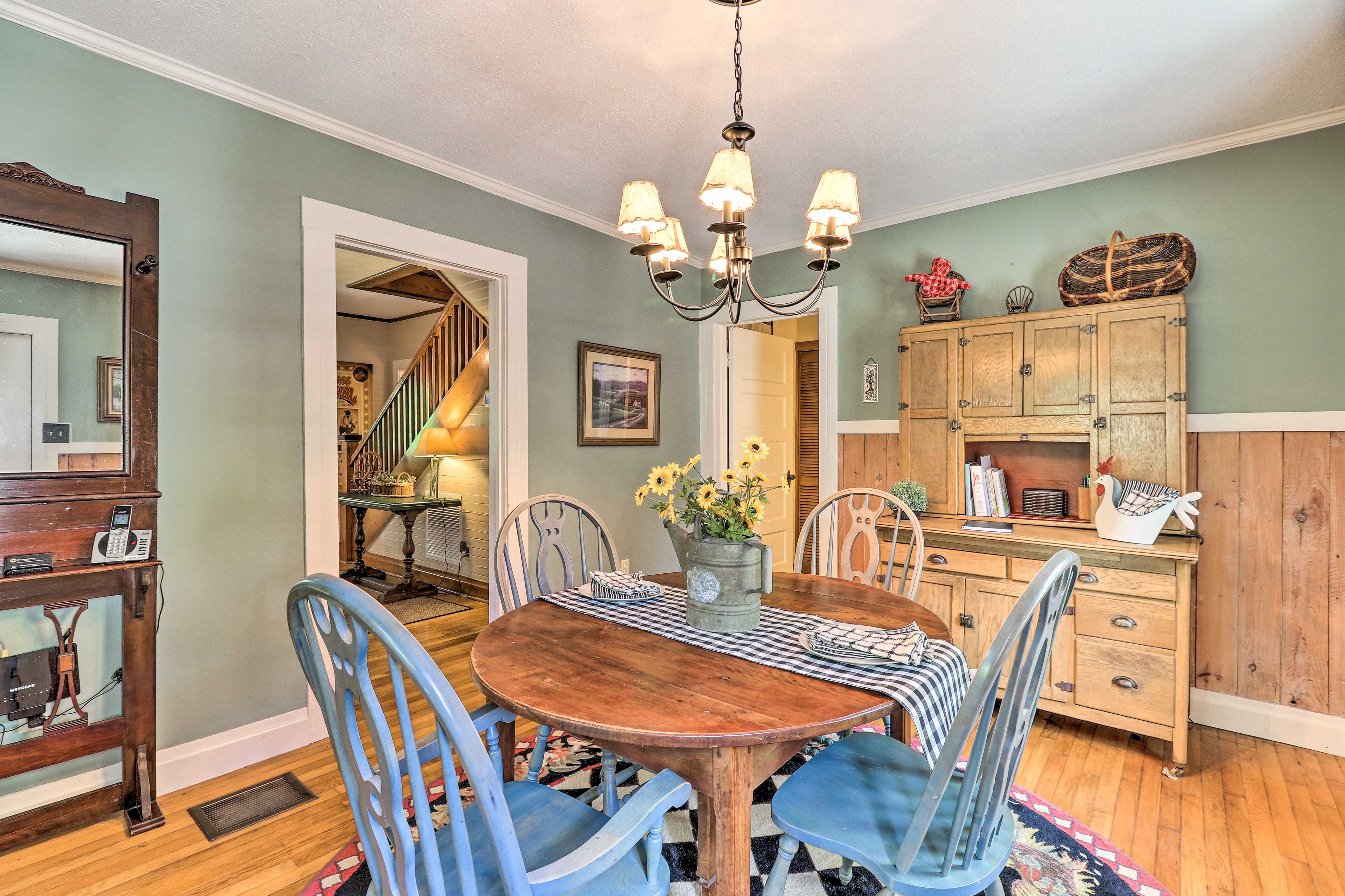 Dining Room | Dishware & Flatware Provided