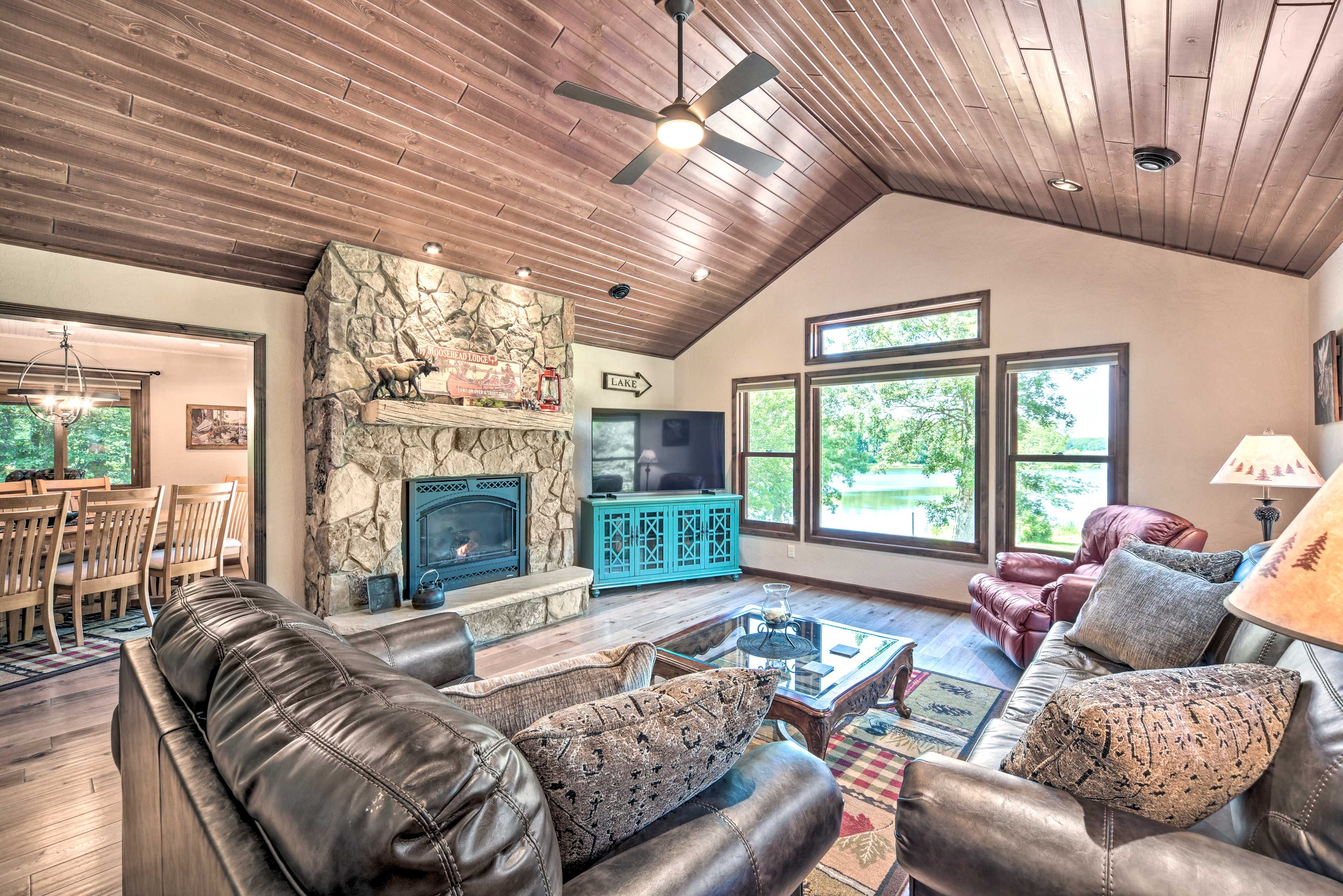 Living Room | Free WiFi | Towels & Linens
