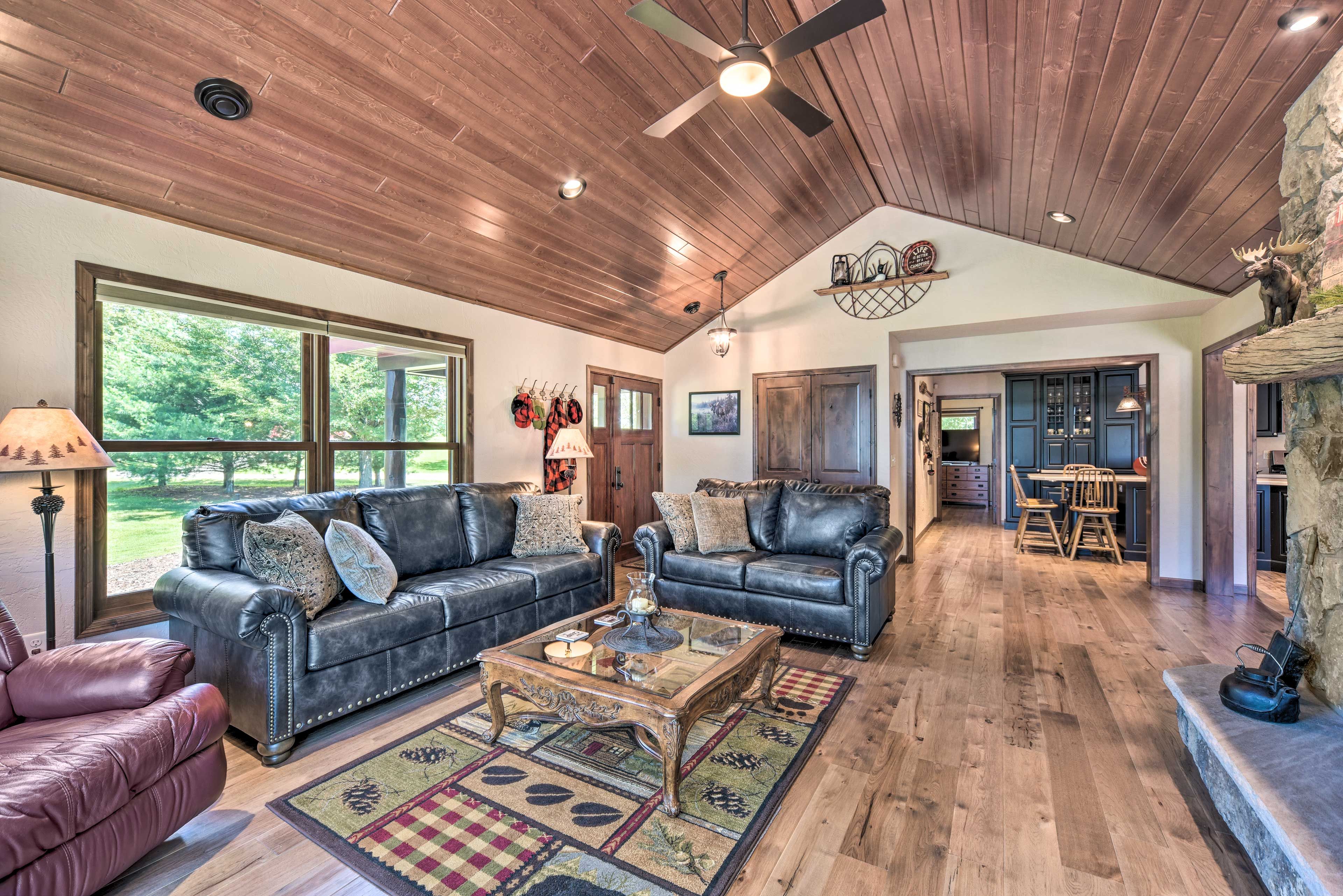 Living Room | Smart TV w/ DIRECTV Stream | Gas Fireplace | Central A/C