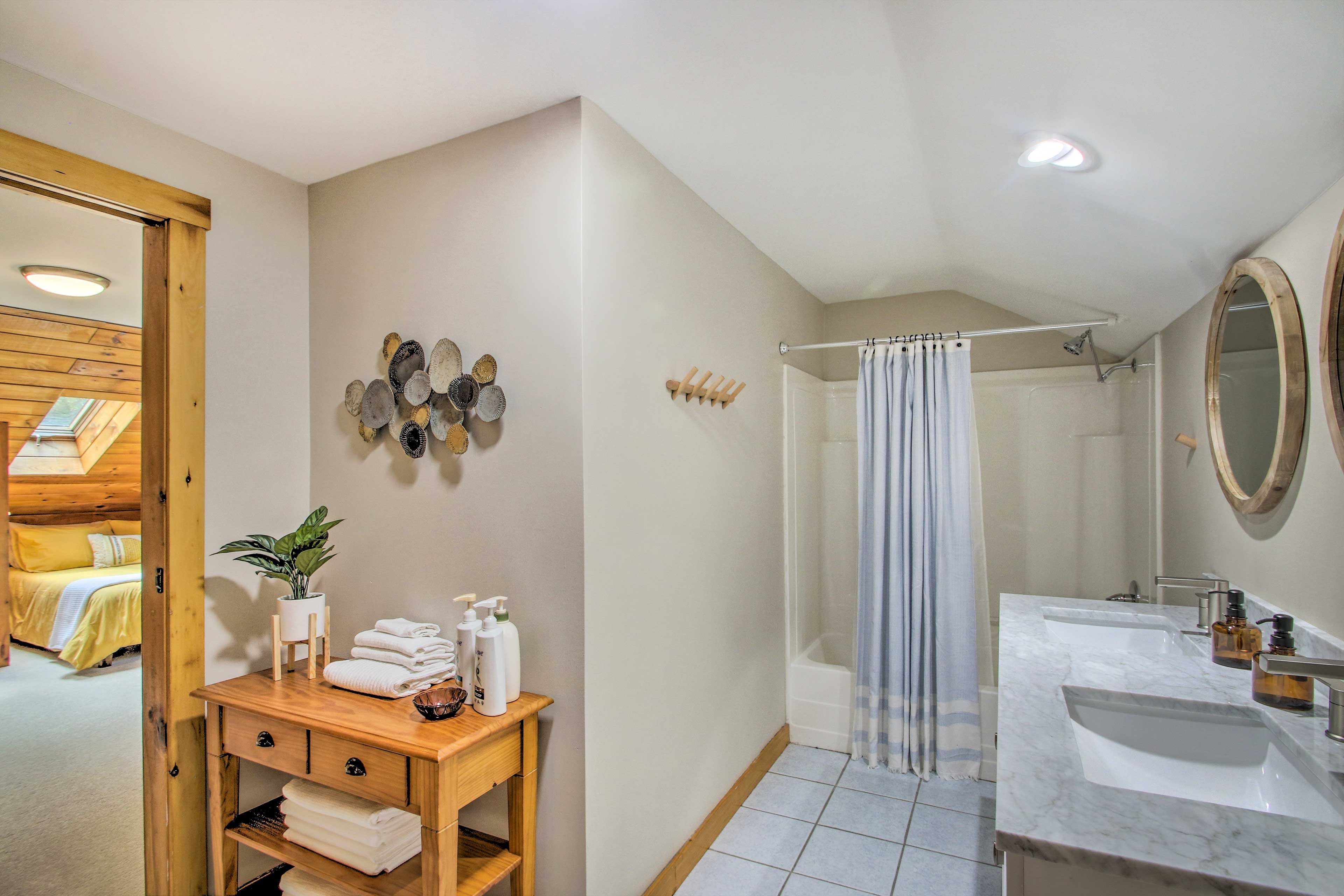 Full Bathroom | Complimentary Toiletries | 2nd Floor