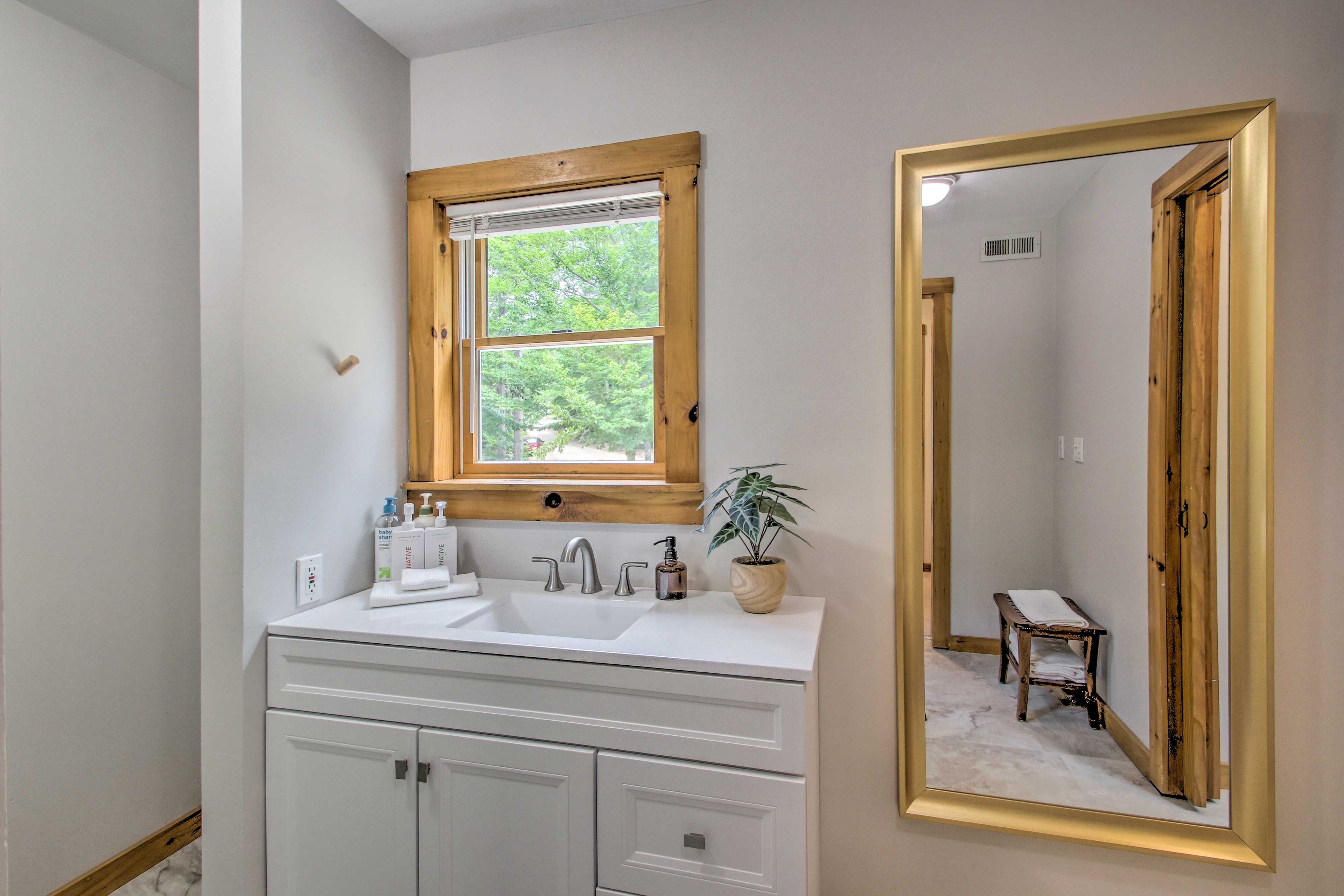 Full Bathroom | Complimentary Toiletries | 1st Floor