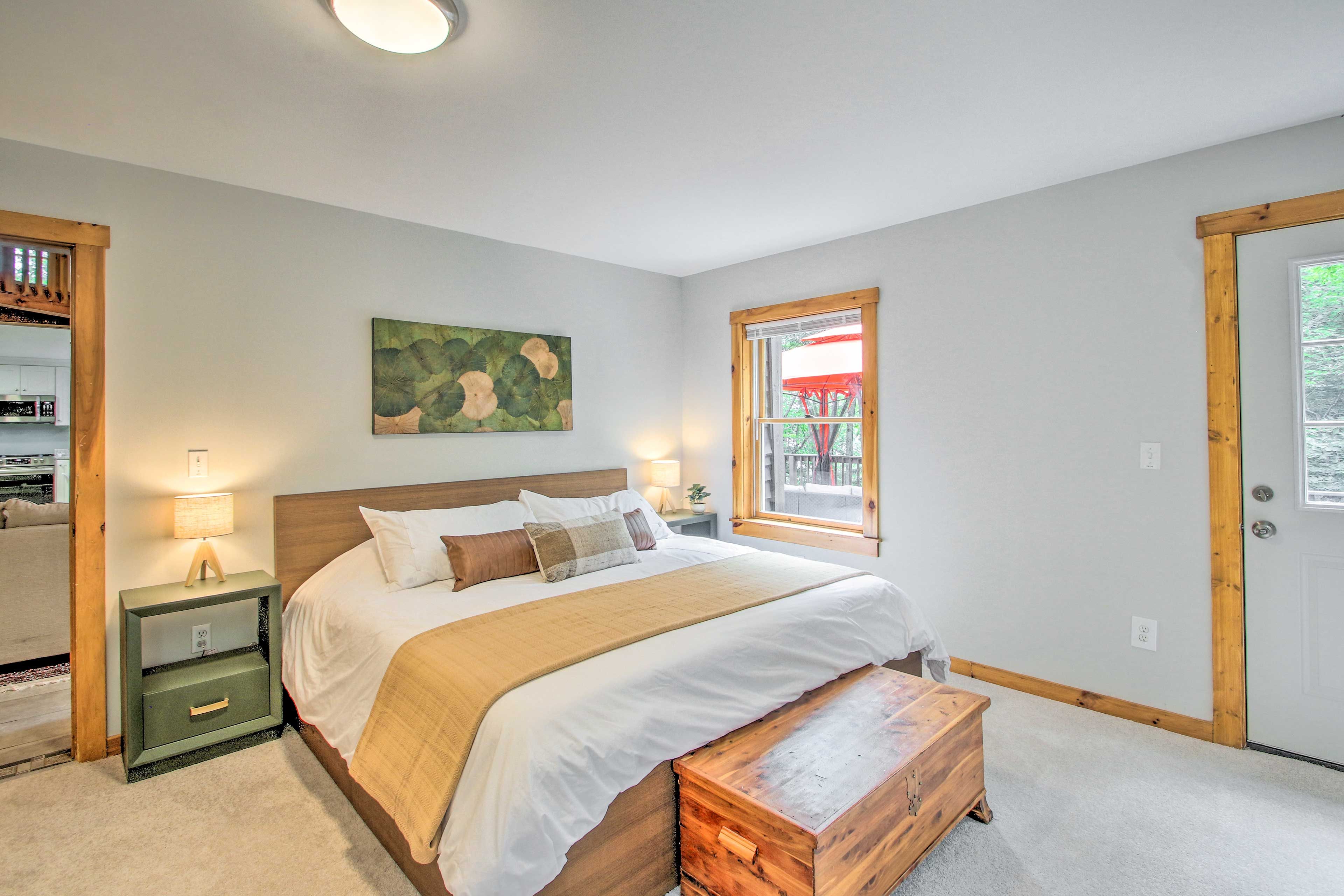 Bedroom 1 | King Bed | 1st Floor