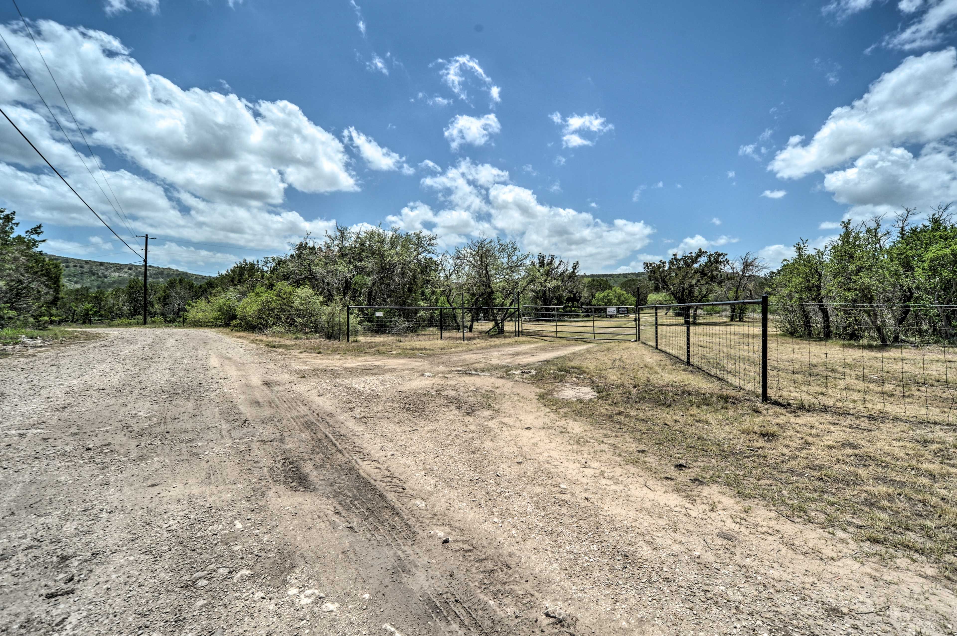 Parking | Driveway (8 Vehicles) | Trailer Parking Available