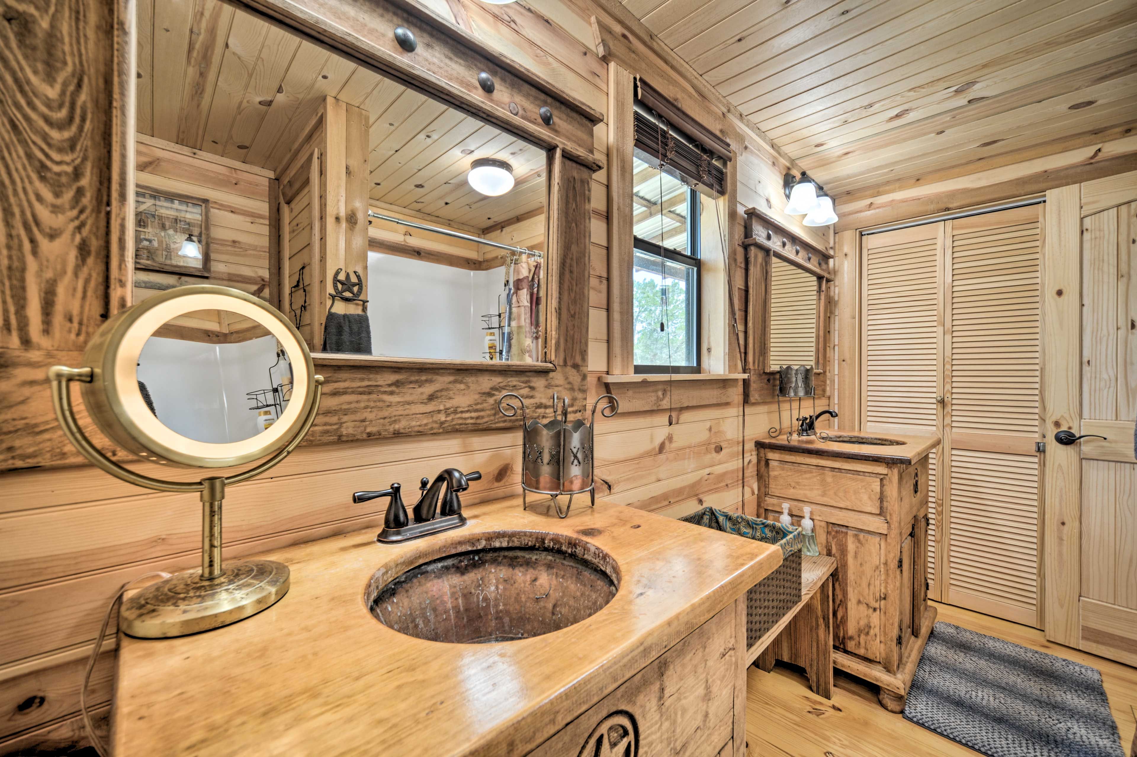 Full Bathroom | Cabin 1 | Towels Provided | Complimentary Toiletries
