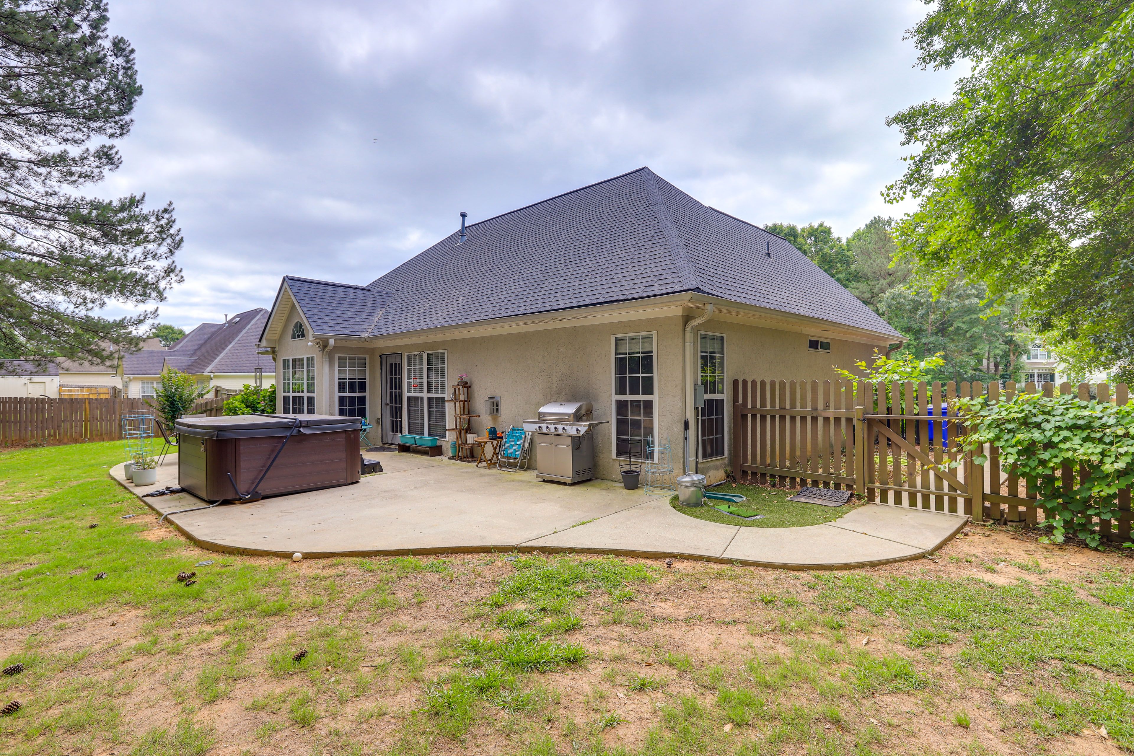 Private Yard | Outdoor Dining Area | Private Hot Tub
