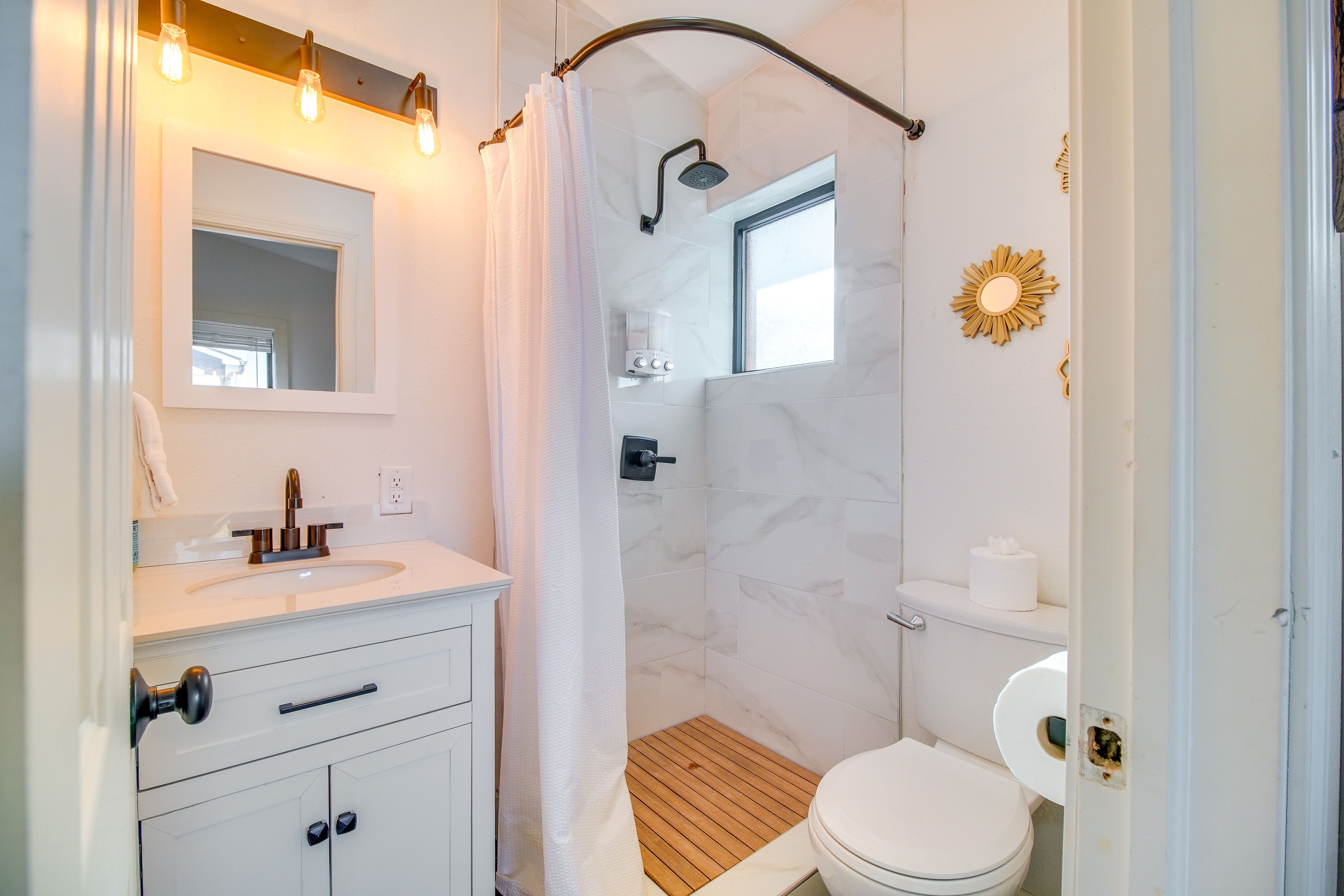 Full Bathroom | Complimentary Toiletries | Hair Dryer | Towels Provided