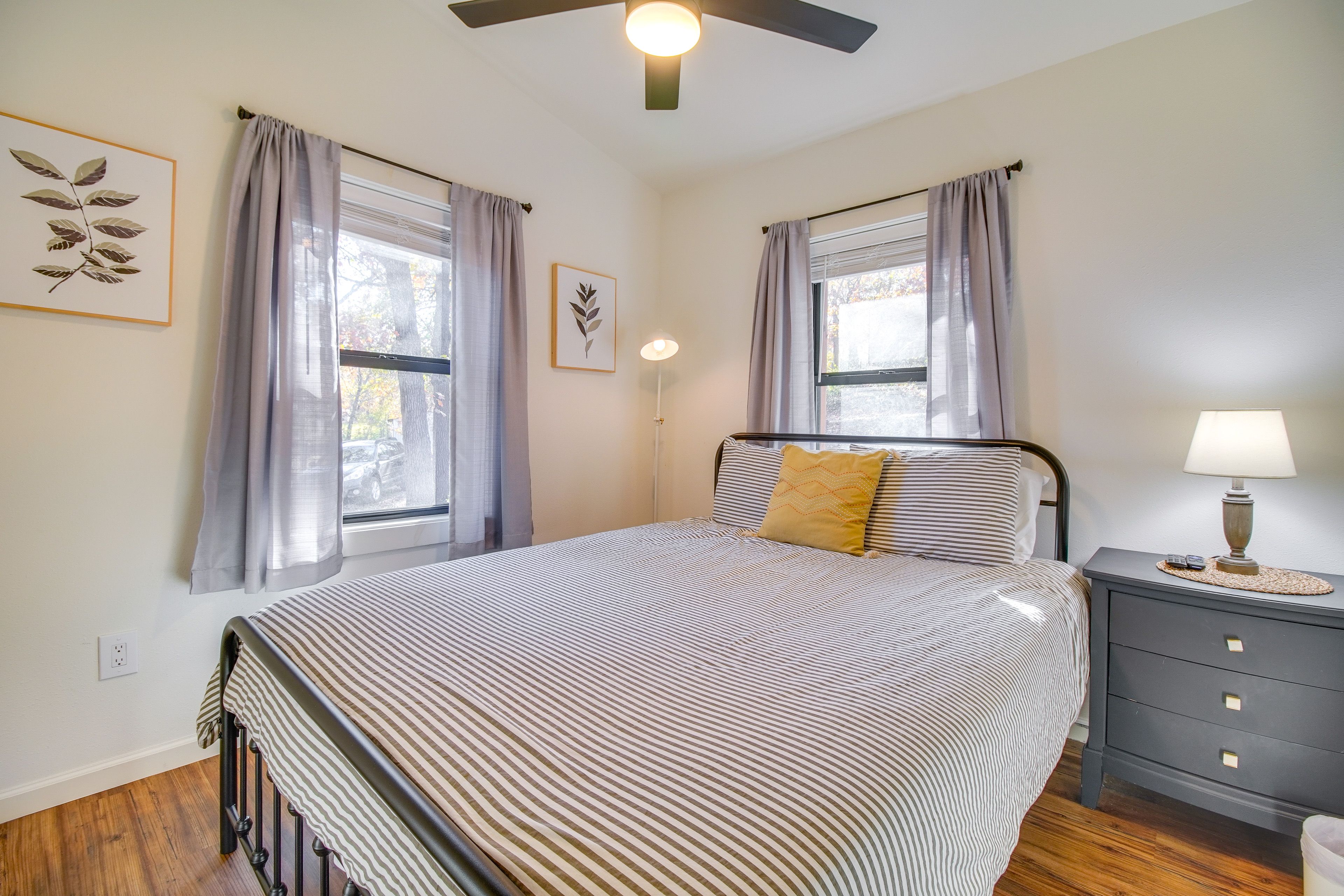 Bedroom | Queen Bed | Smart TV