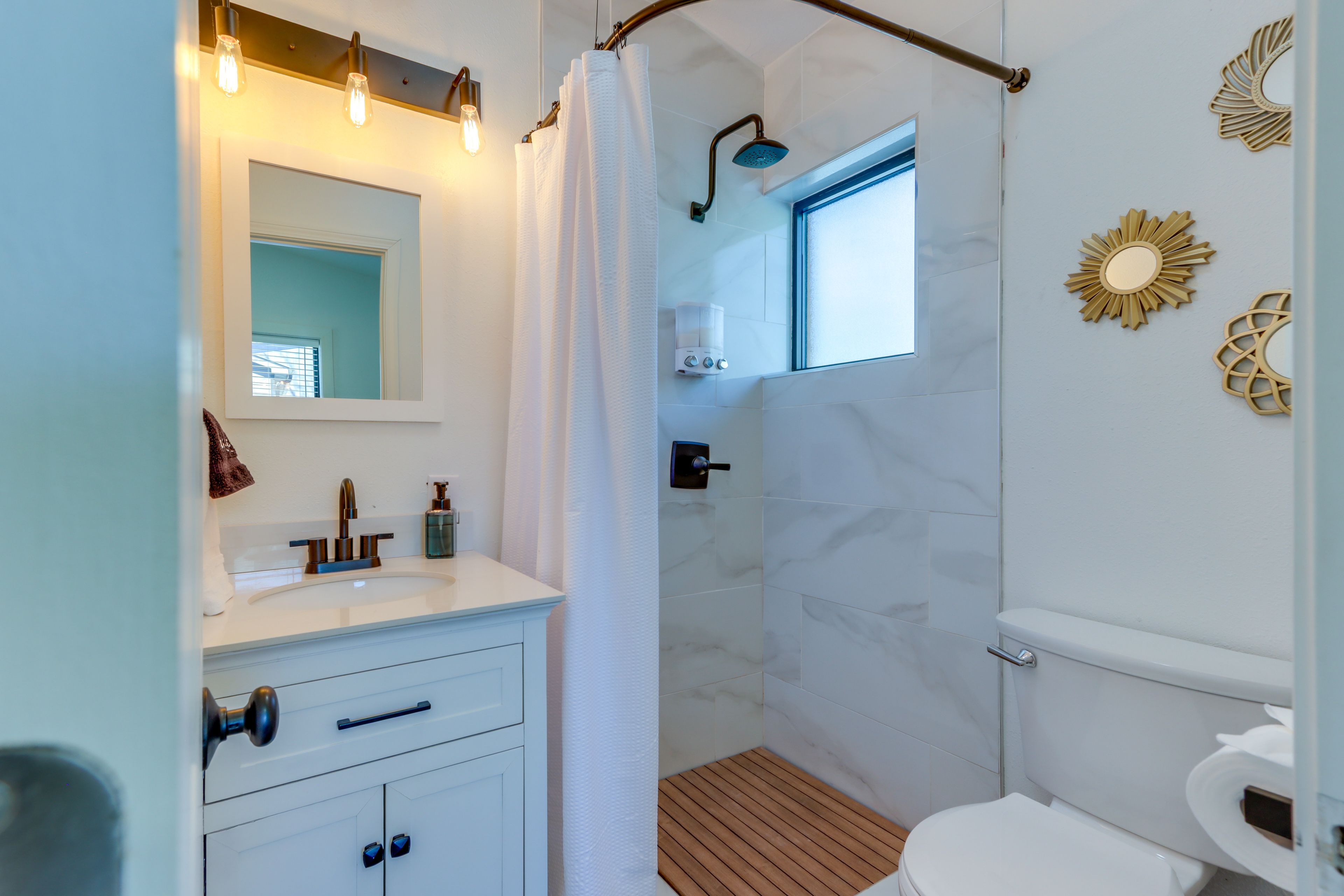 Full Bathroom | Complimentary Toiletries | Hair Dryer | Towels Provided