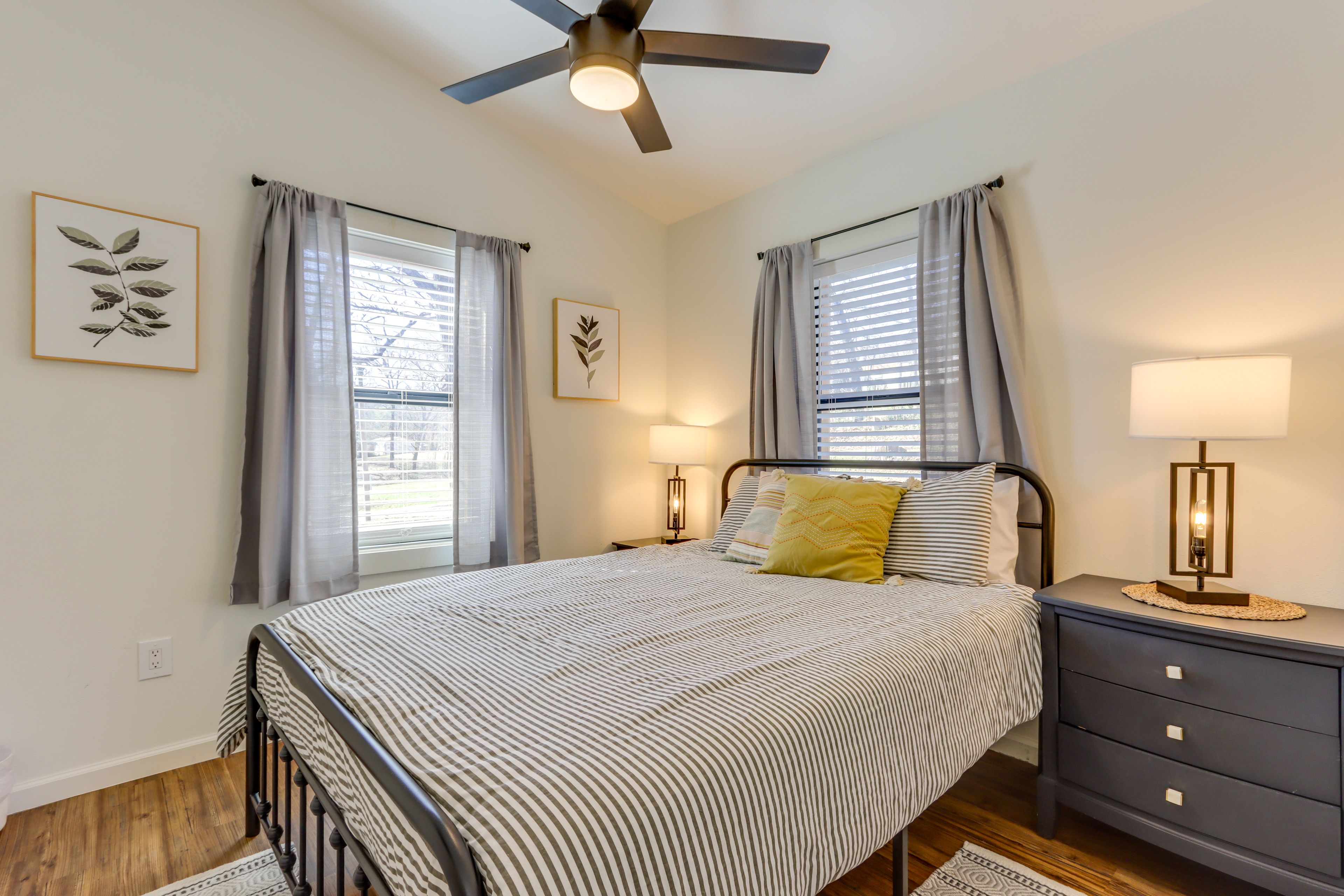 Bedroom | Queen Bed | Smart TV