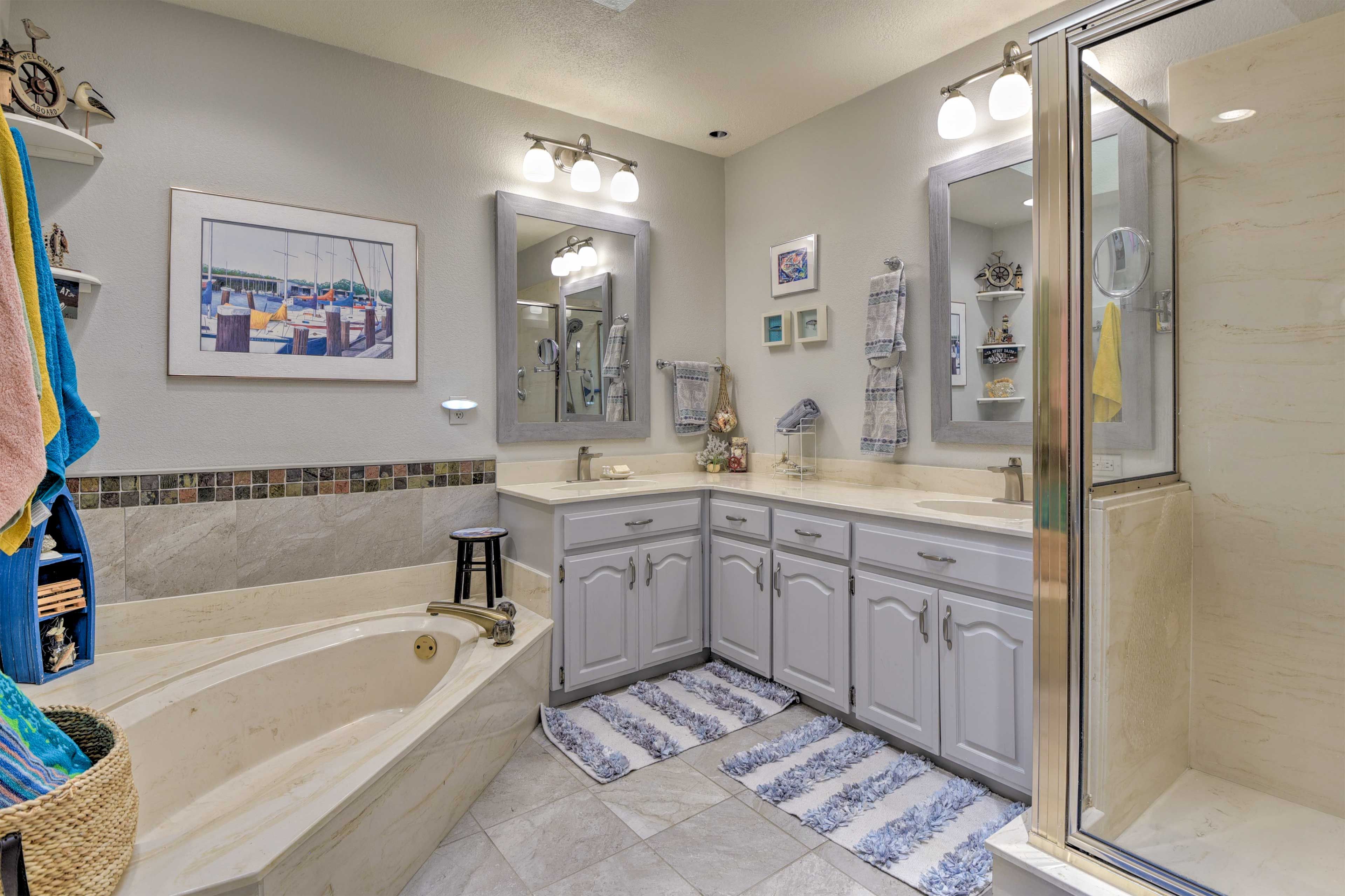 Full Bathroom | Towels Provided | Complimentary Toiletries