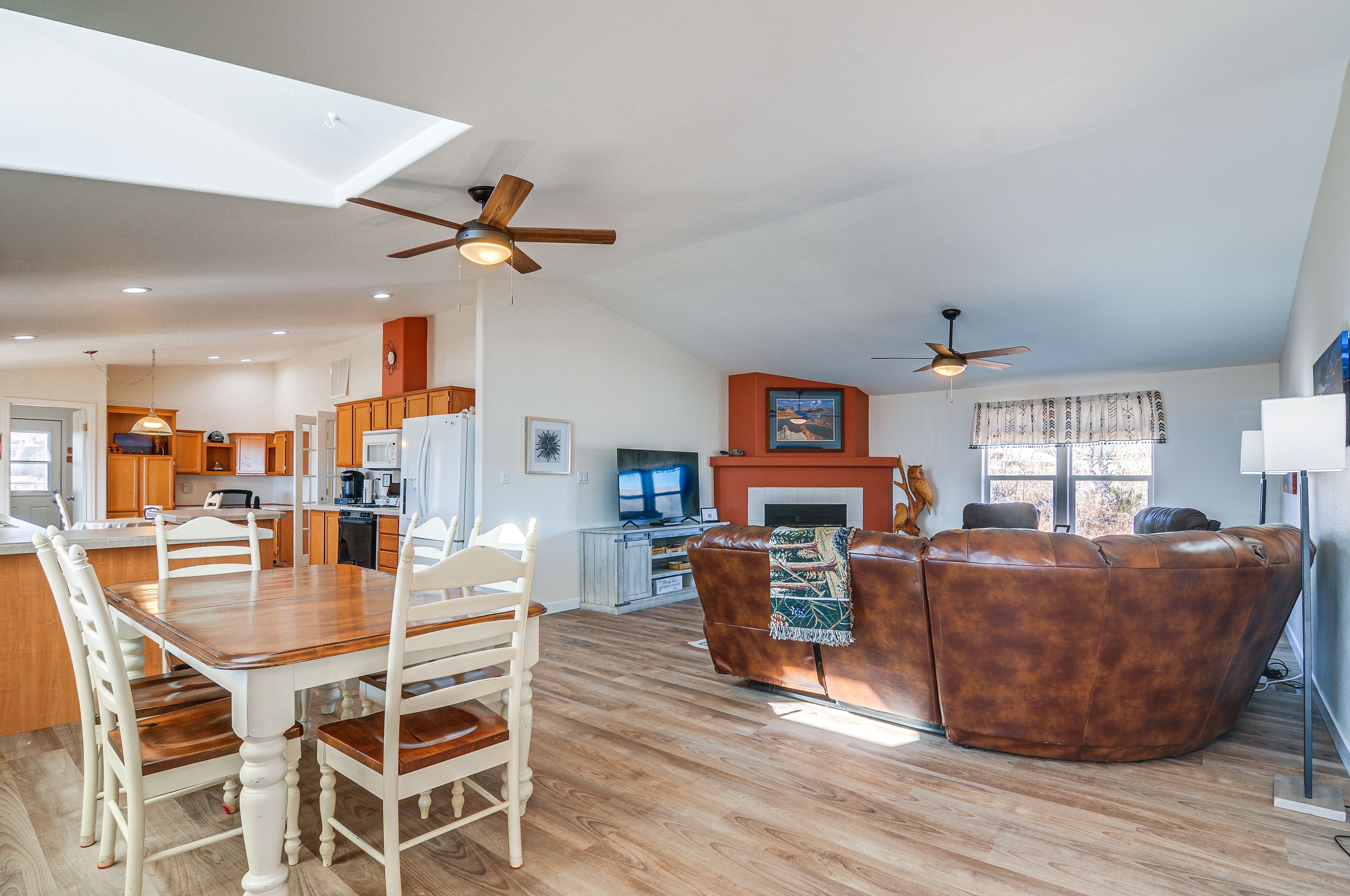 Dining Area | Dishes & Flatware Provided