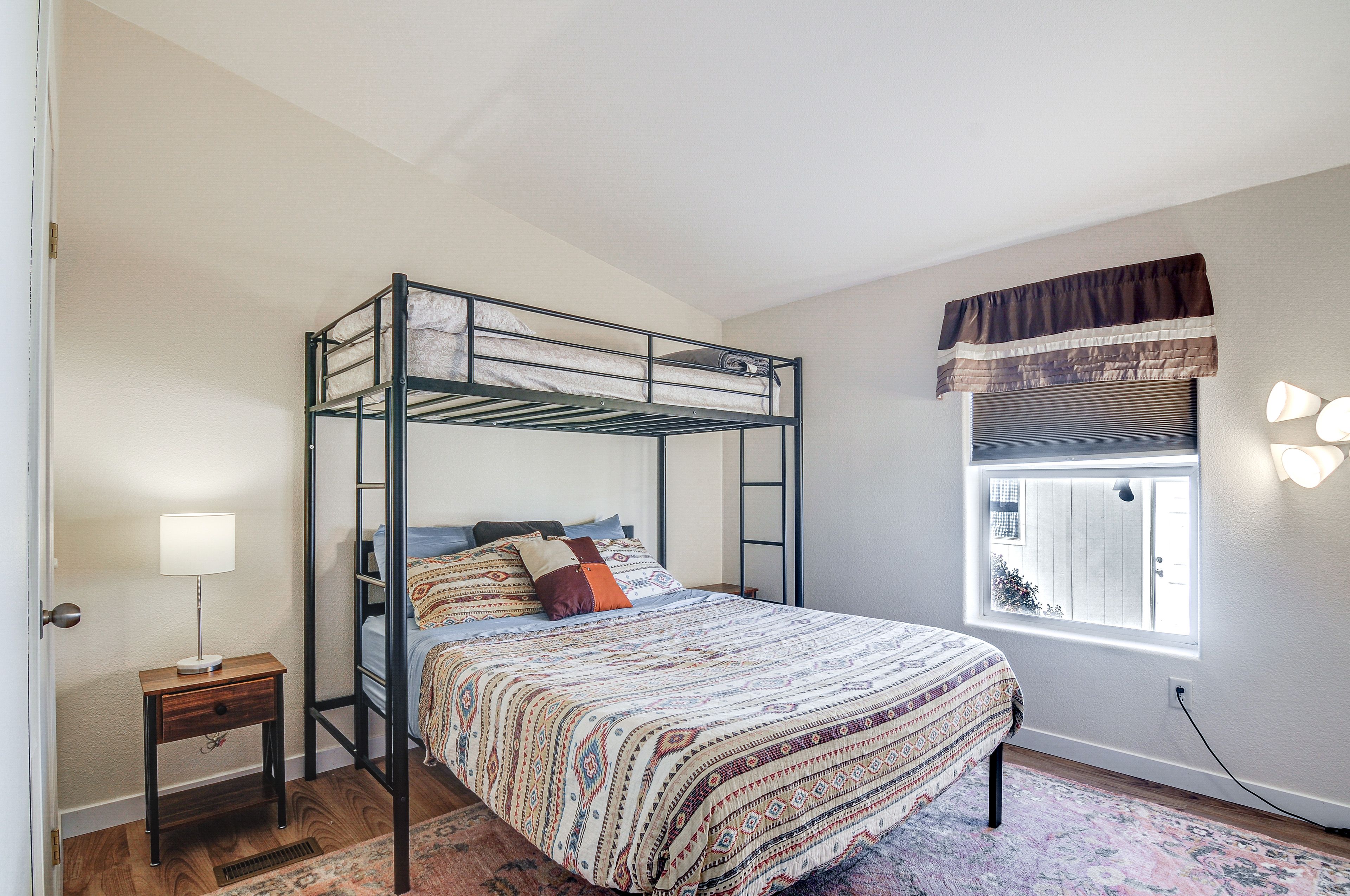 Bedroom 2 | Twin/Queen Bunk Bed