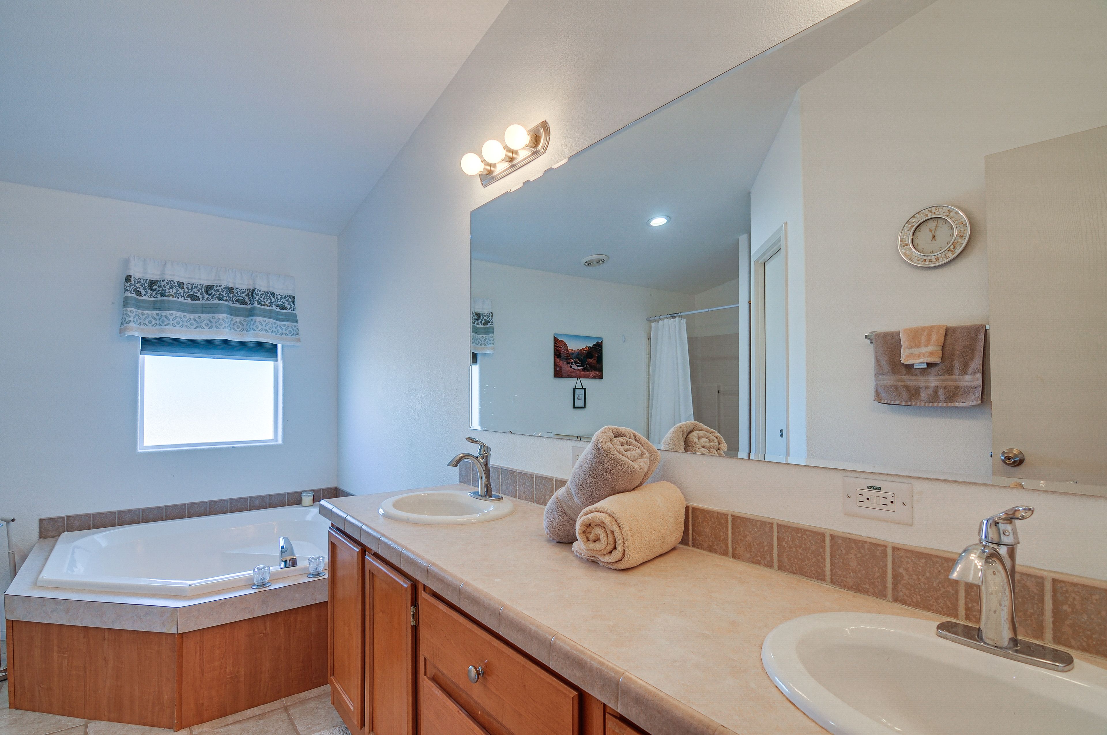 En-Suite Bathroom | Soaking Tub | Walk-In Shower | Towels & Linens Provided