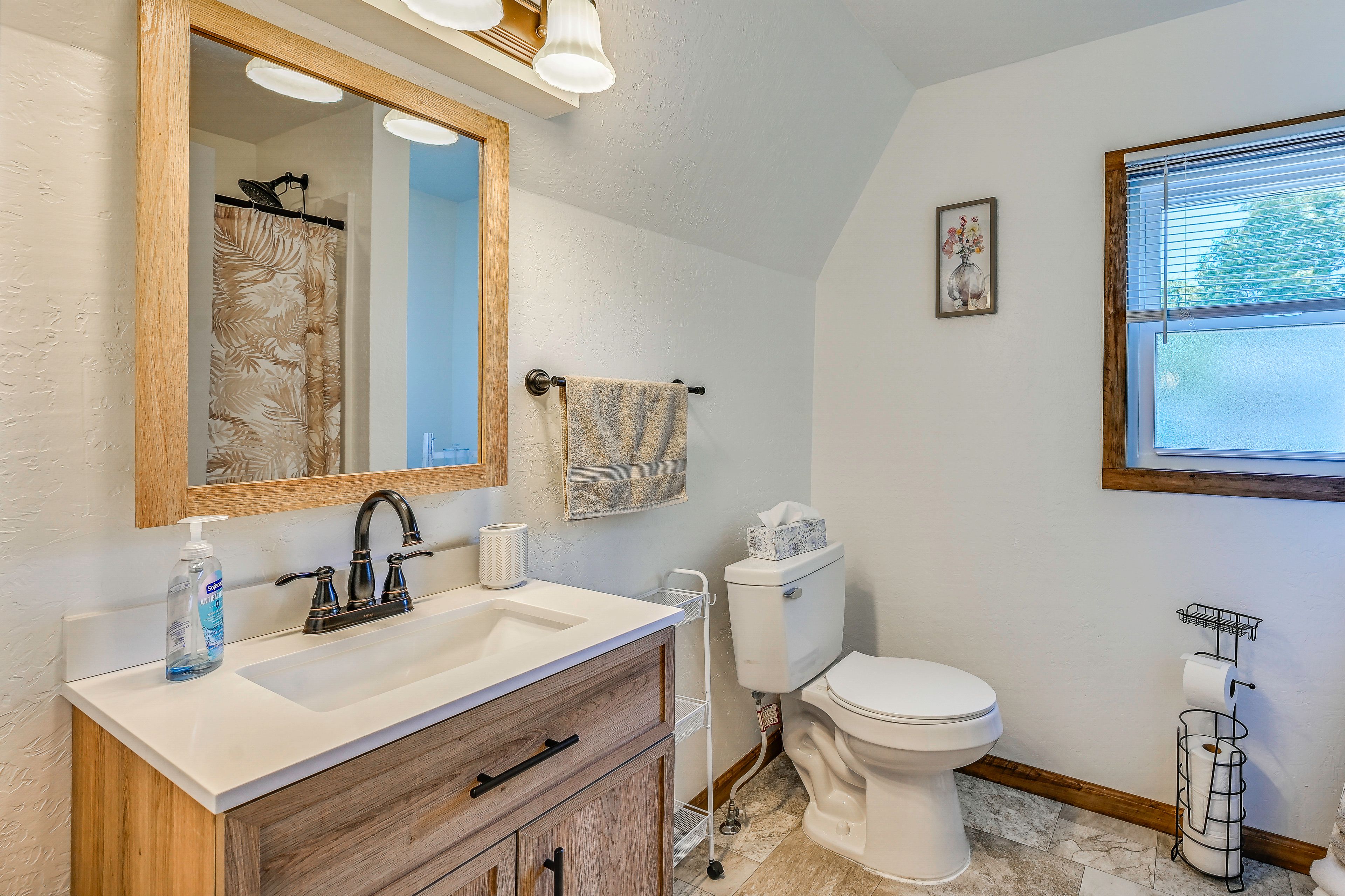 Full Bathroom | 2nd Floor