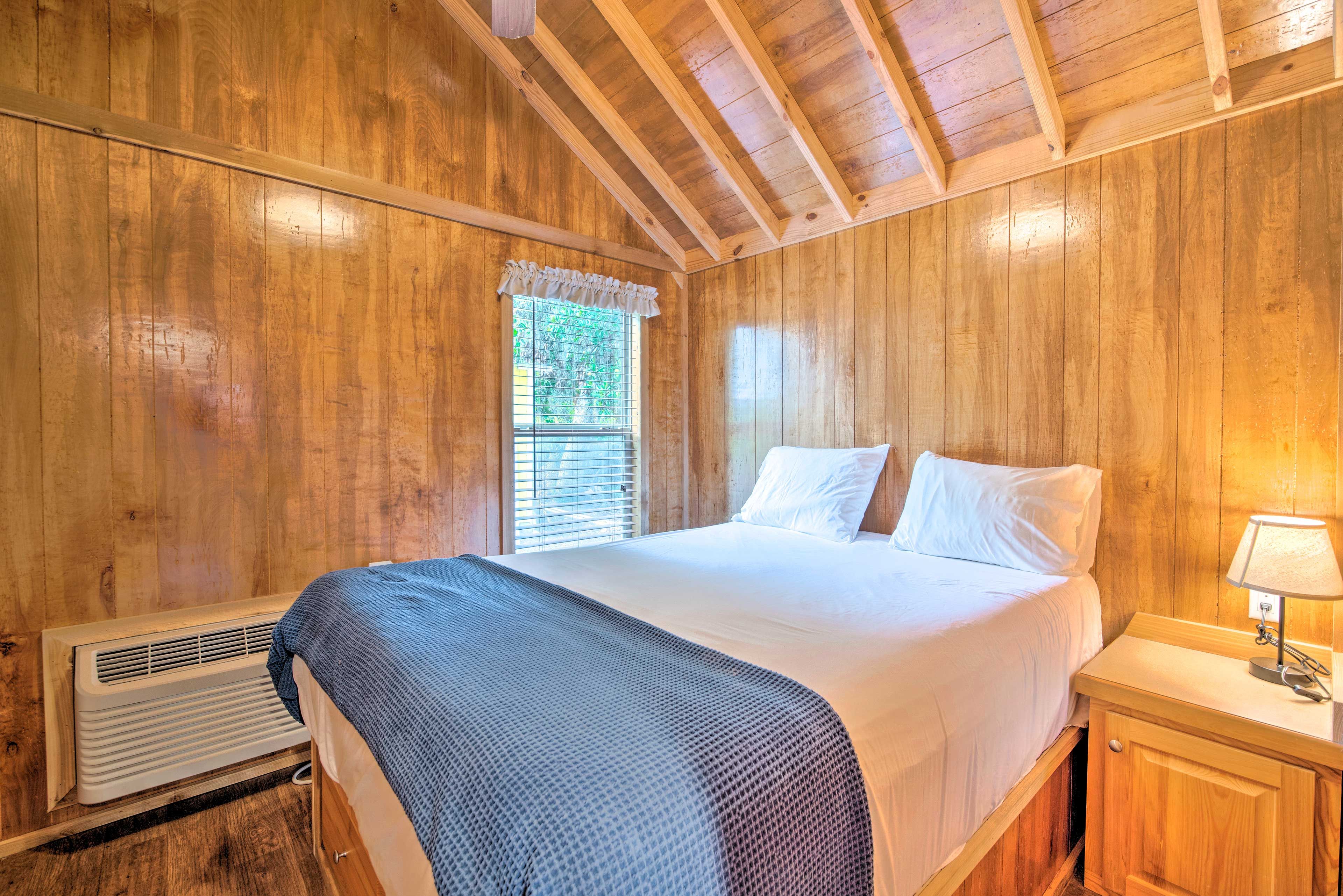 Bedroom | Queen Bed | Smart TV w/ Cable | Central Heating | A/C Units