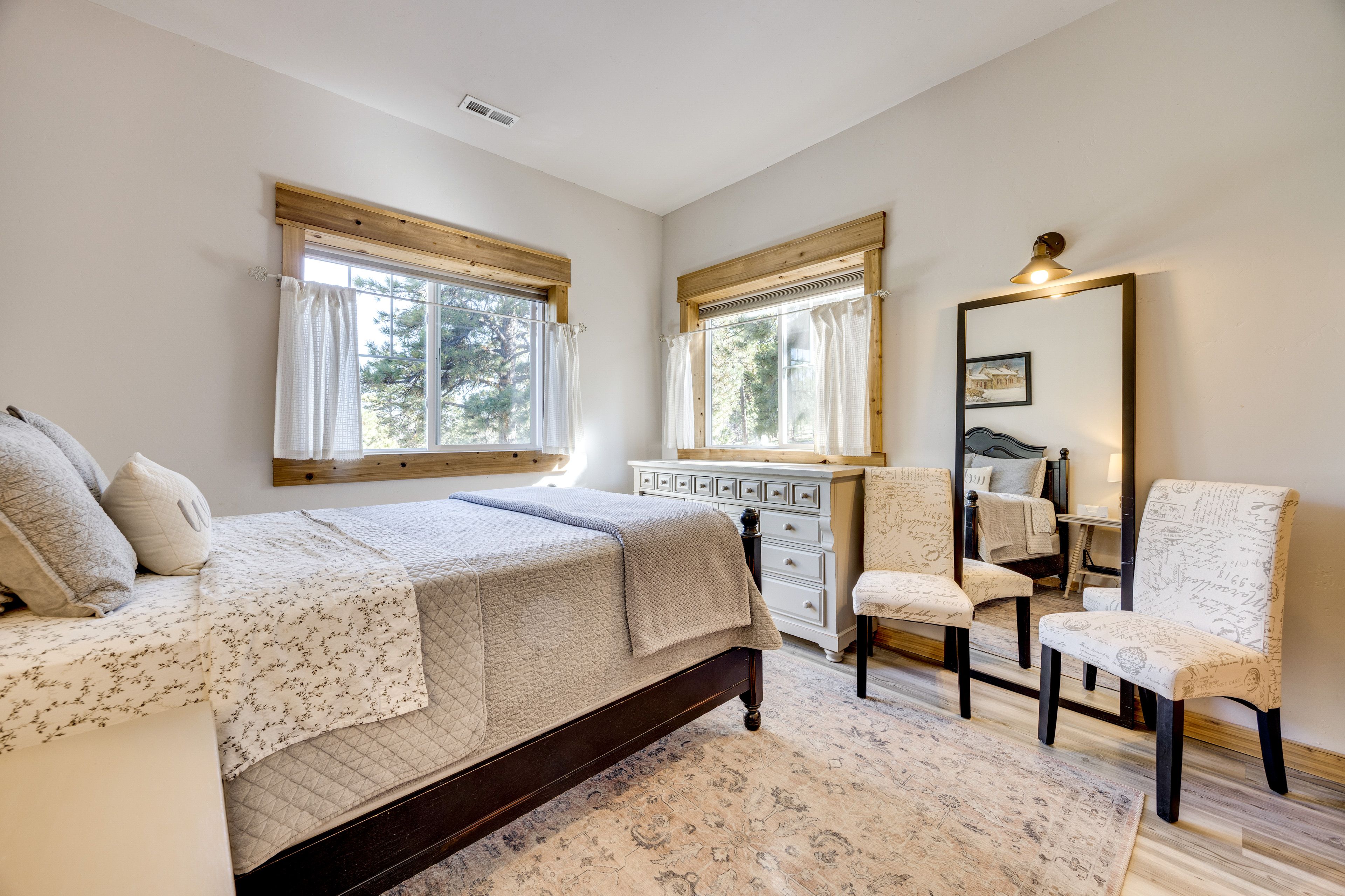 Bedroom 1 | Queen Bed