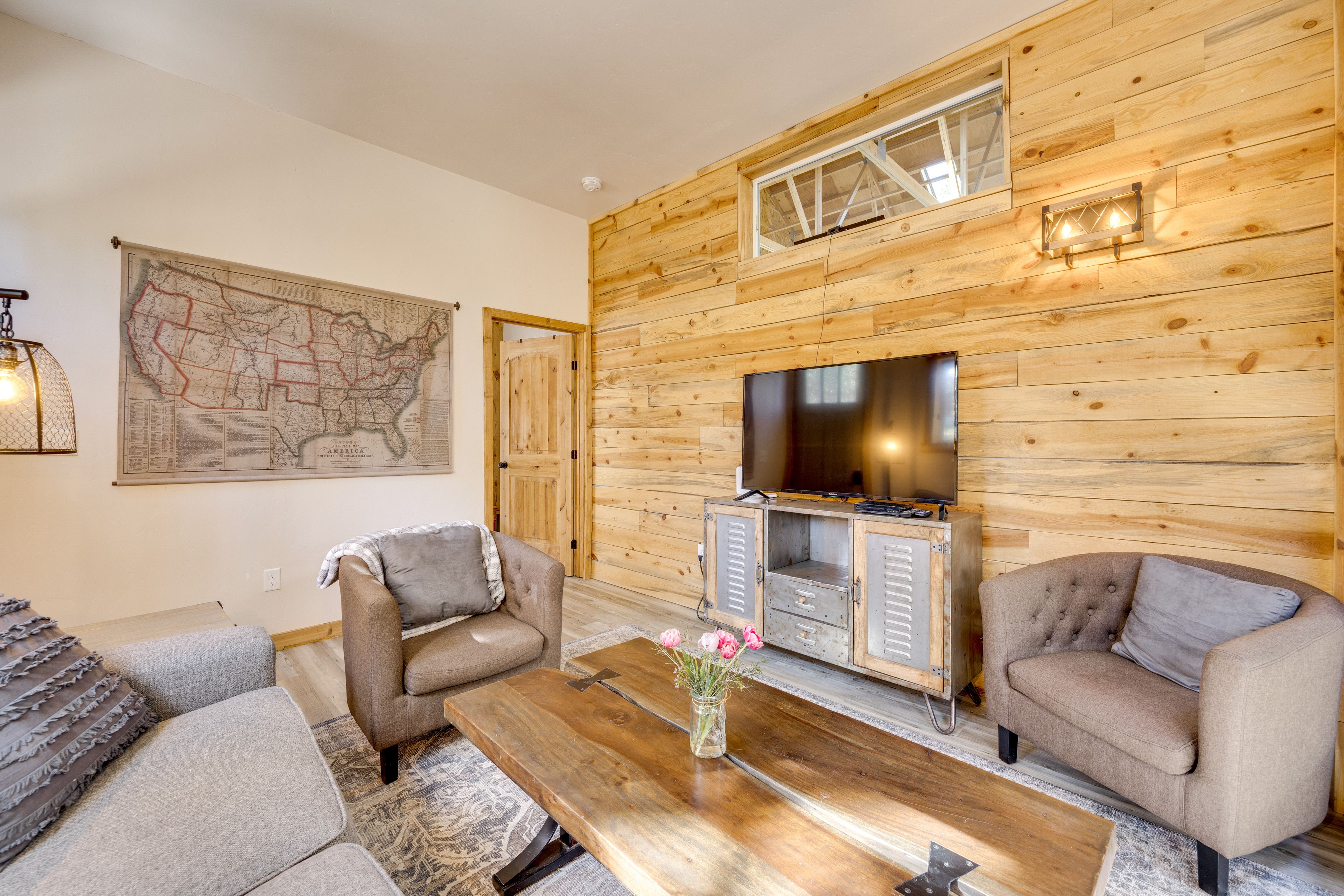 Living Room | Queen Sleeper Sofa | Smart TV | Free WiFi | Central Heating