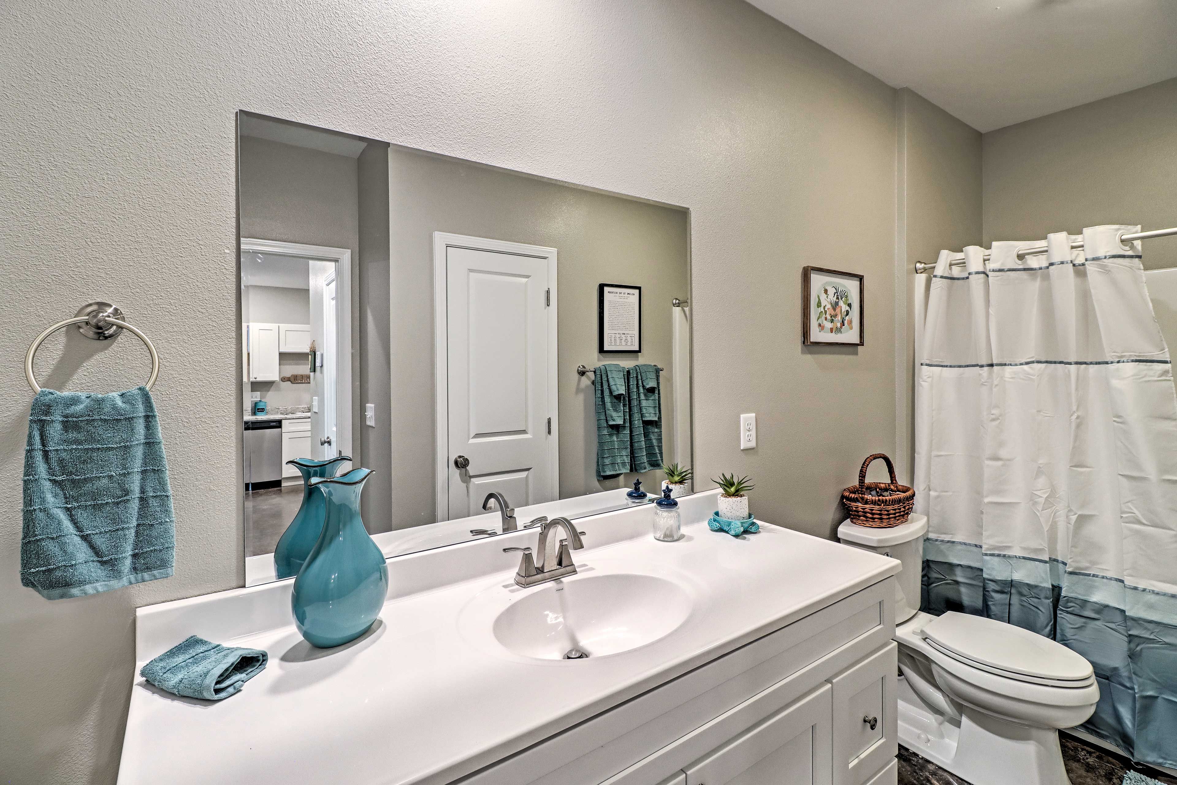 Full Bathroom | Towels Provided