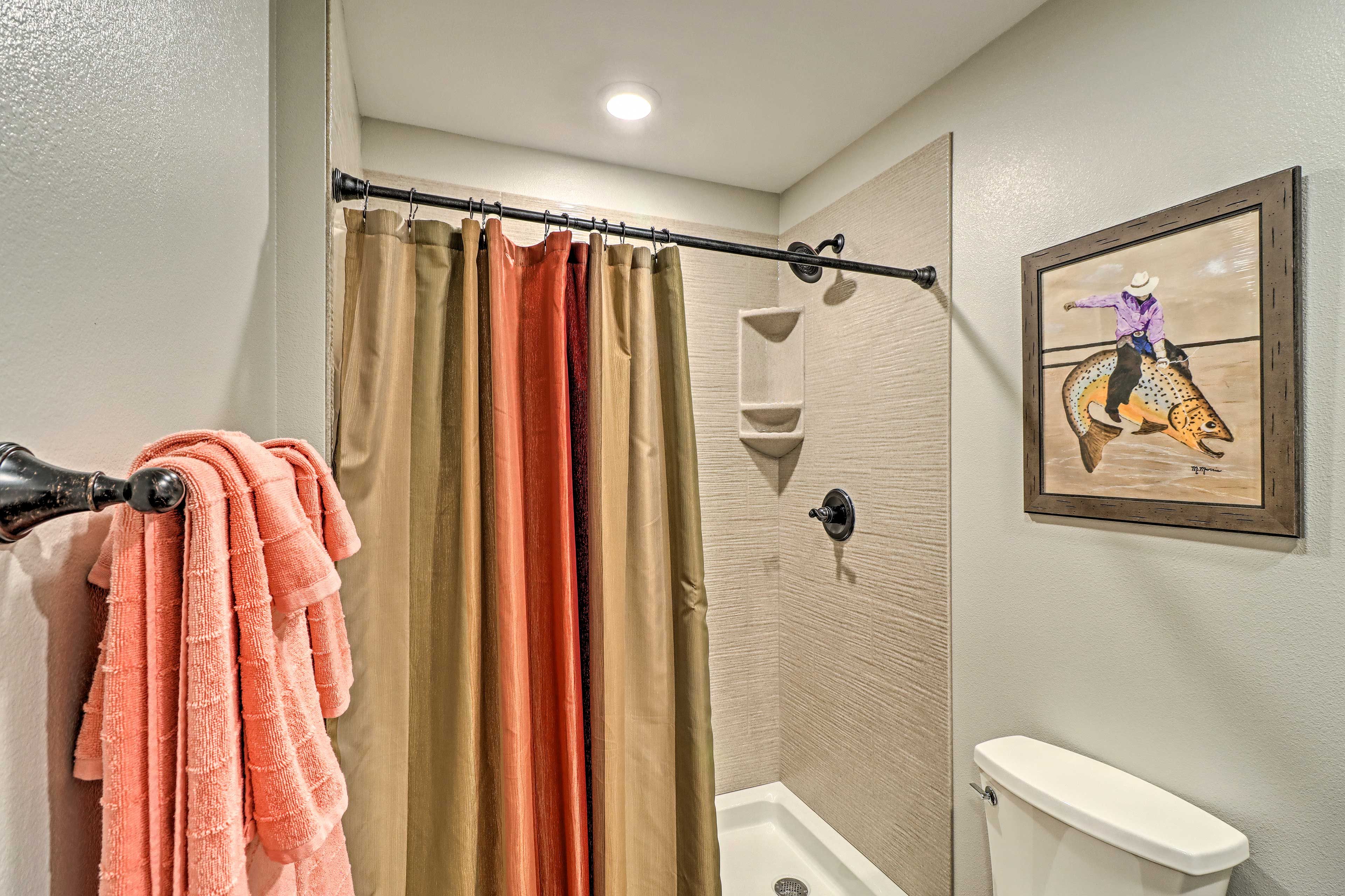 Full Bathroom | Towels Provided