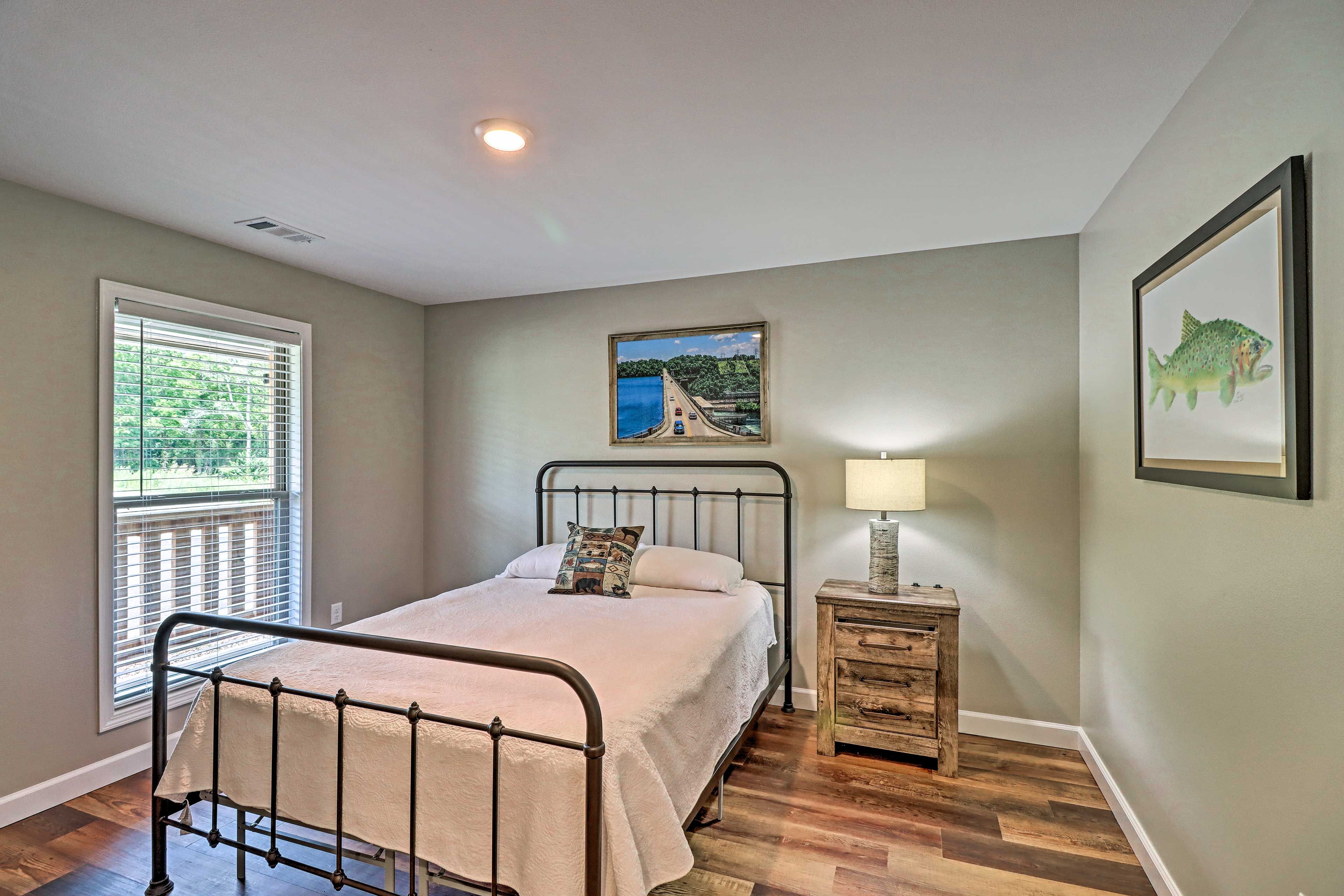 Bedroom 2 | Queen Bed | Smart TV