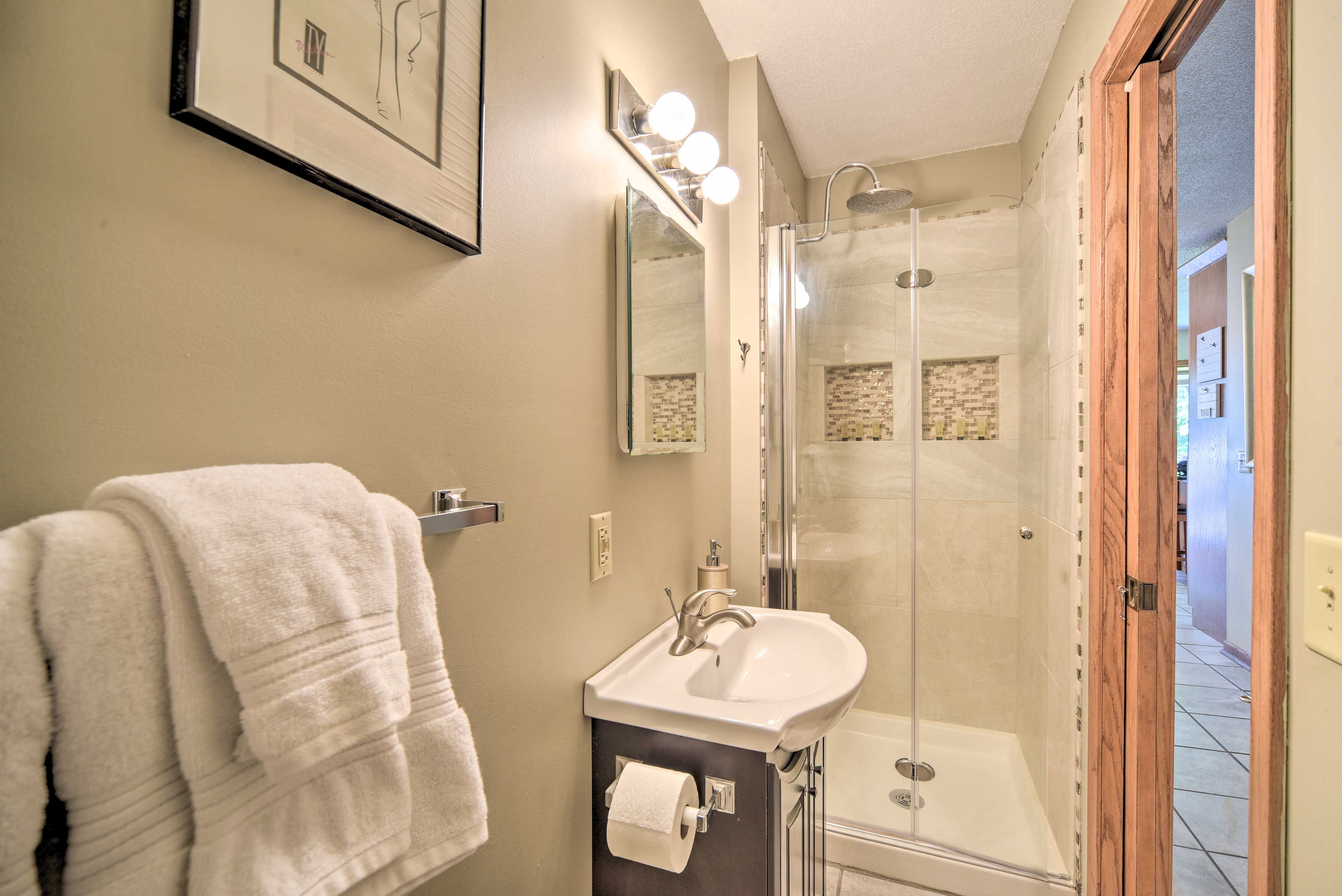 Full Bathroom | Complimentary Toiletries