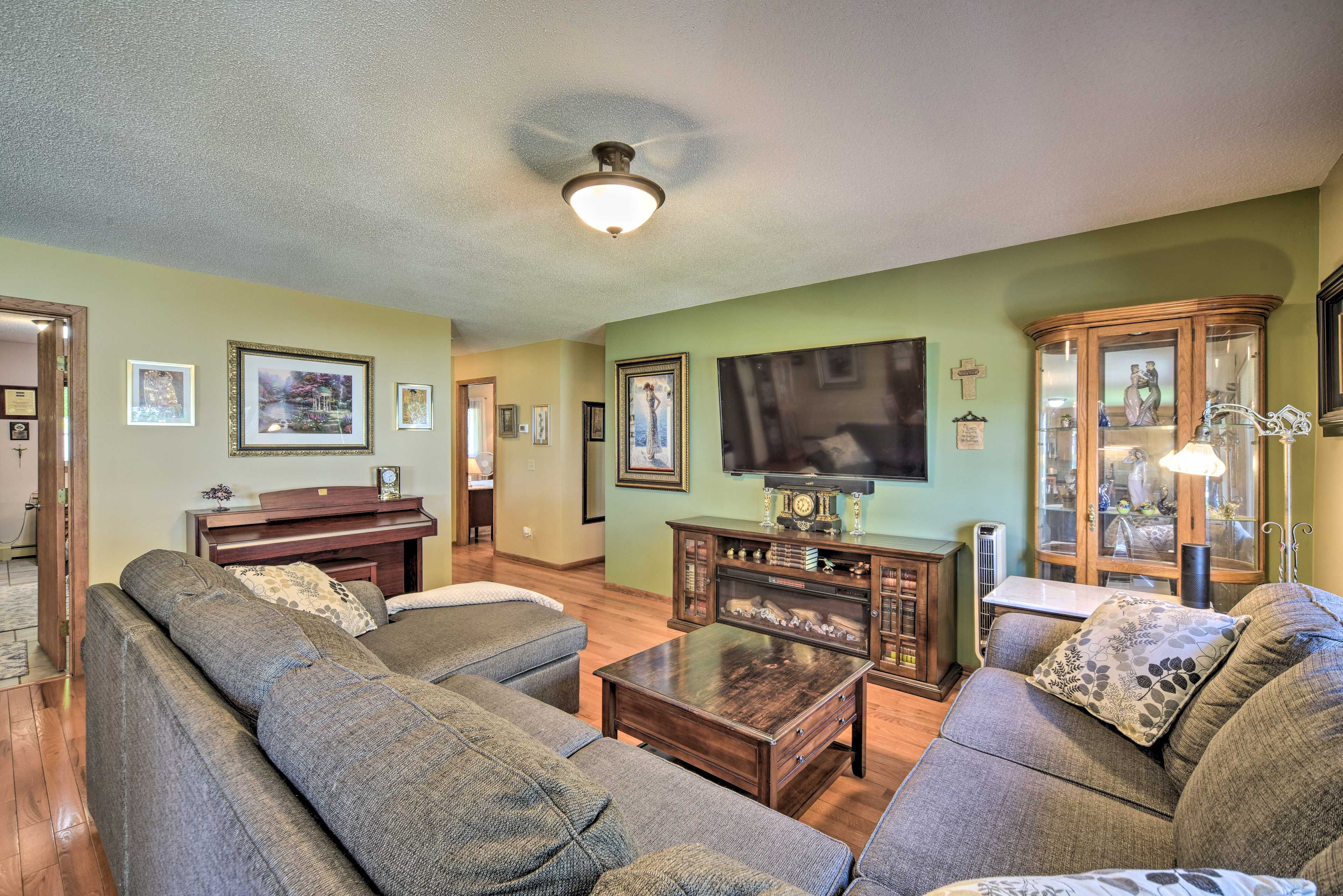 Living Room | Free WiFi | Smart TVs | Electric Fireplace | Central A/C & Heating