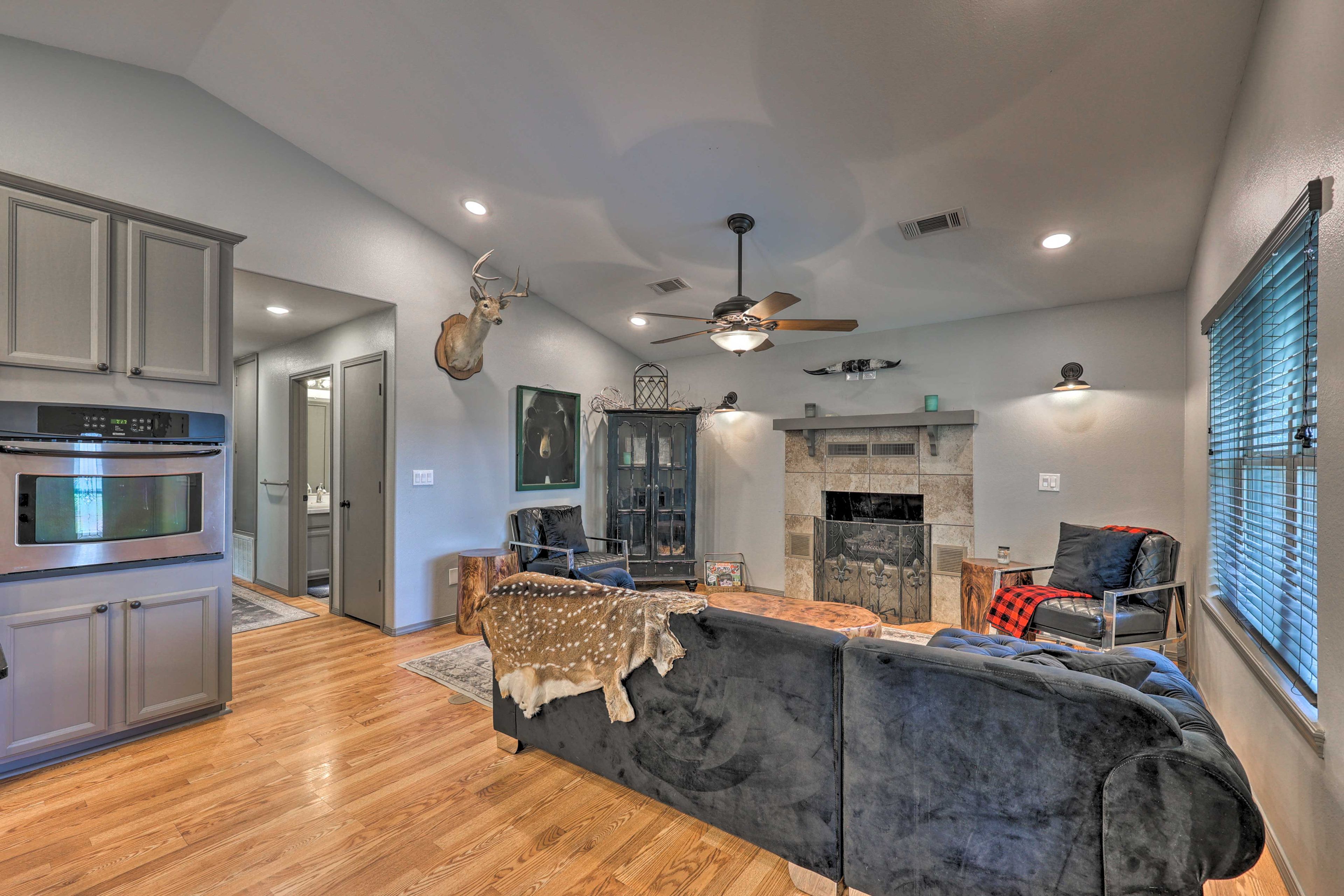 Living Room | Central A/C & Heating | Keyless Entry