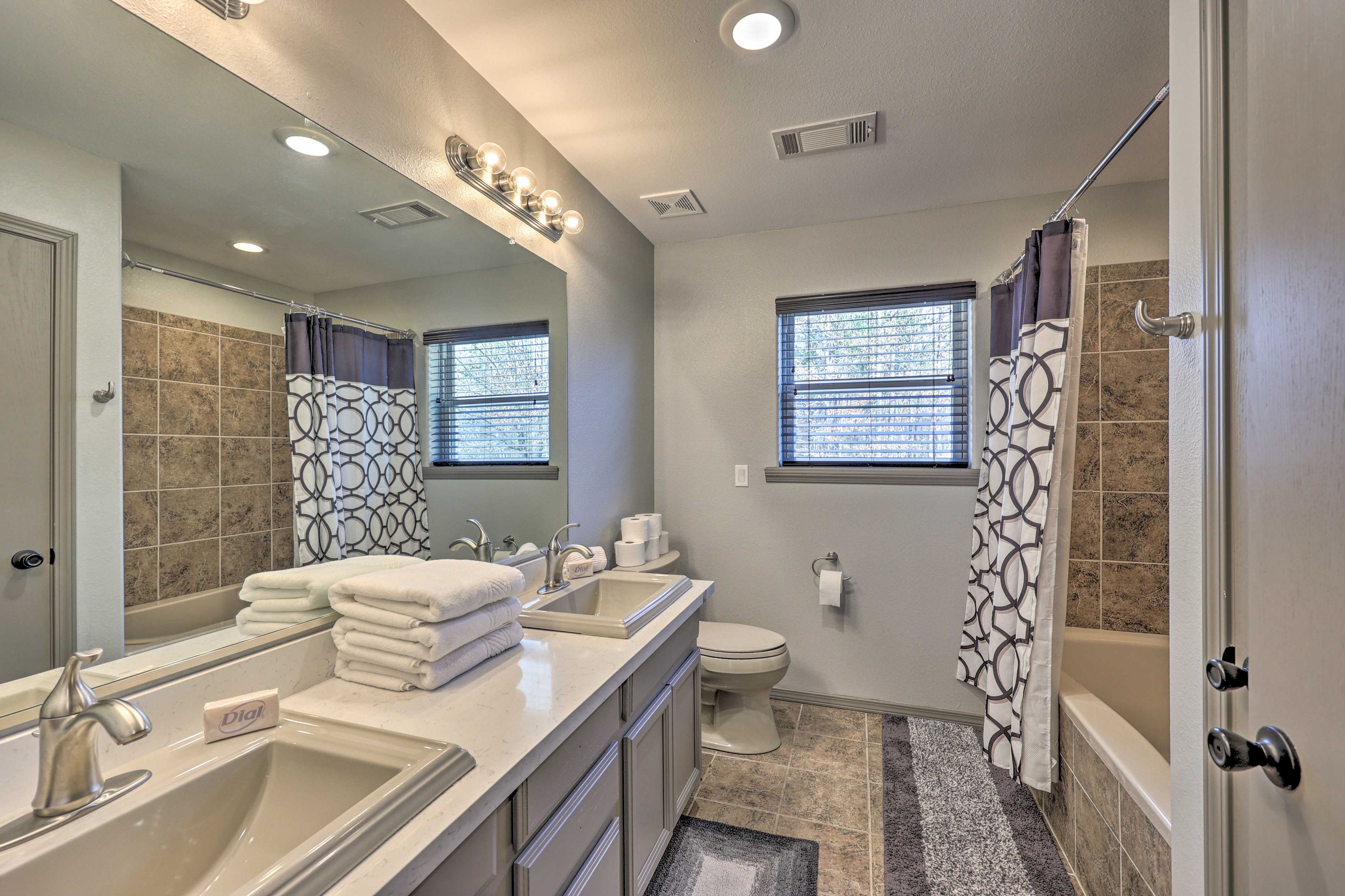 Full Bathroom | Towels Provided