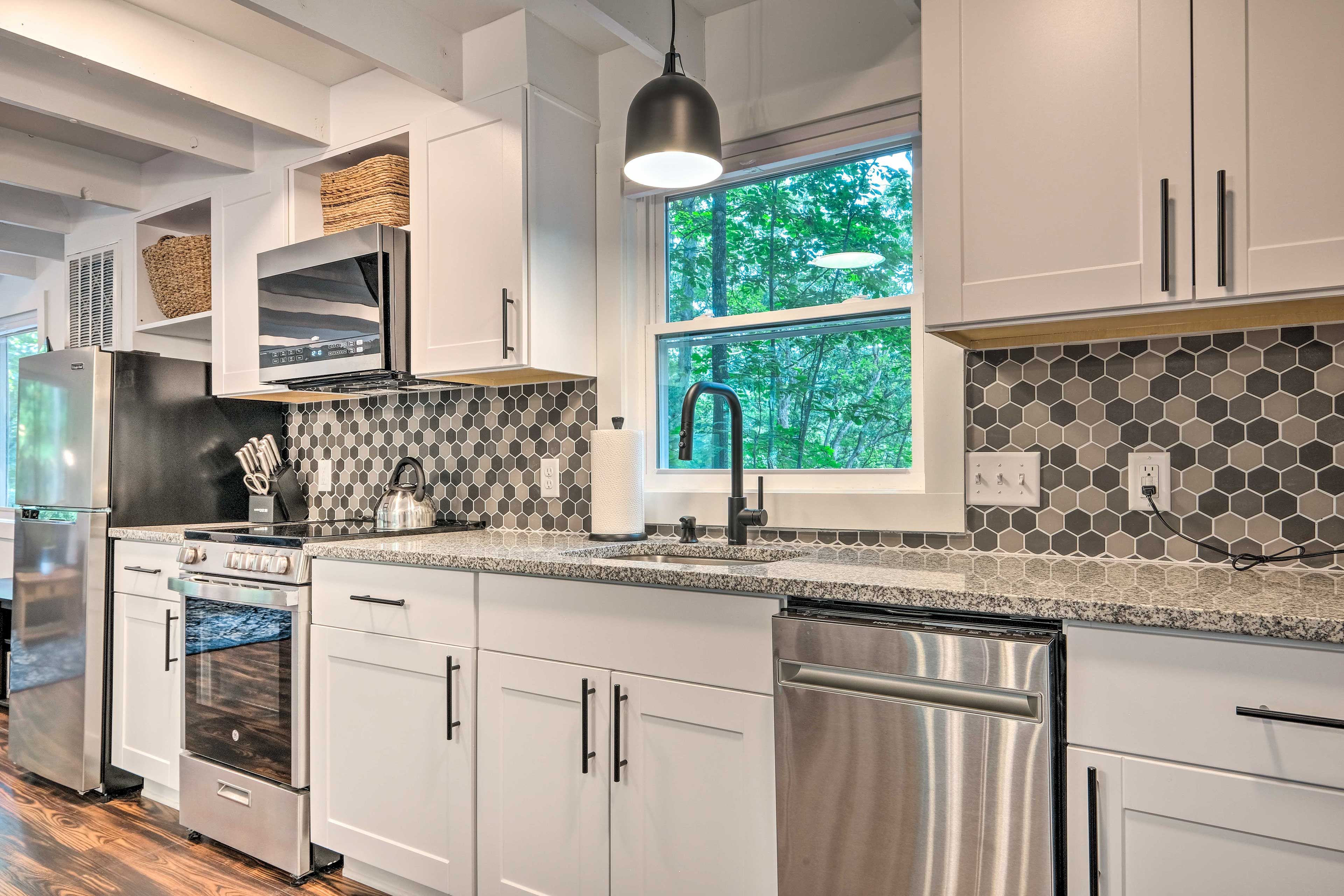 Full Kitchen | Dishwasher | Electric Stove | Fridge | Microwave