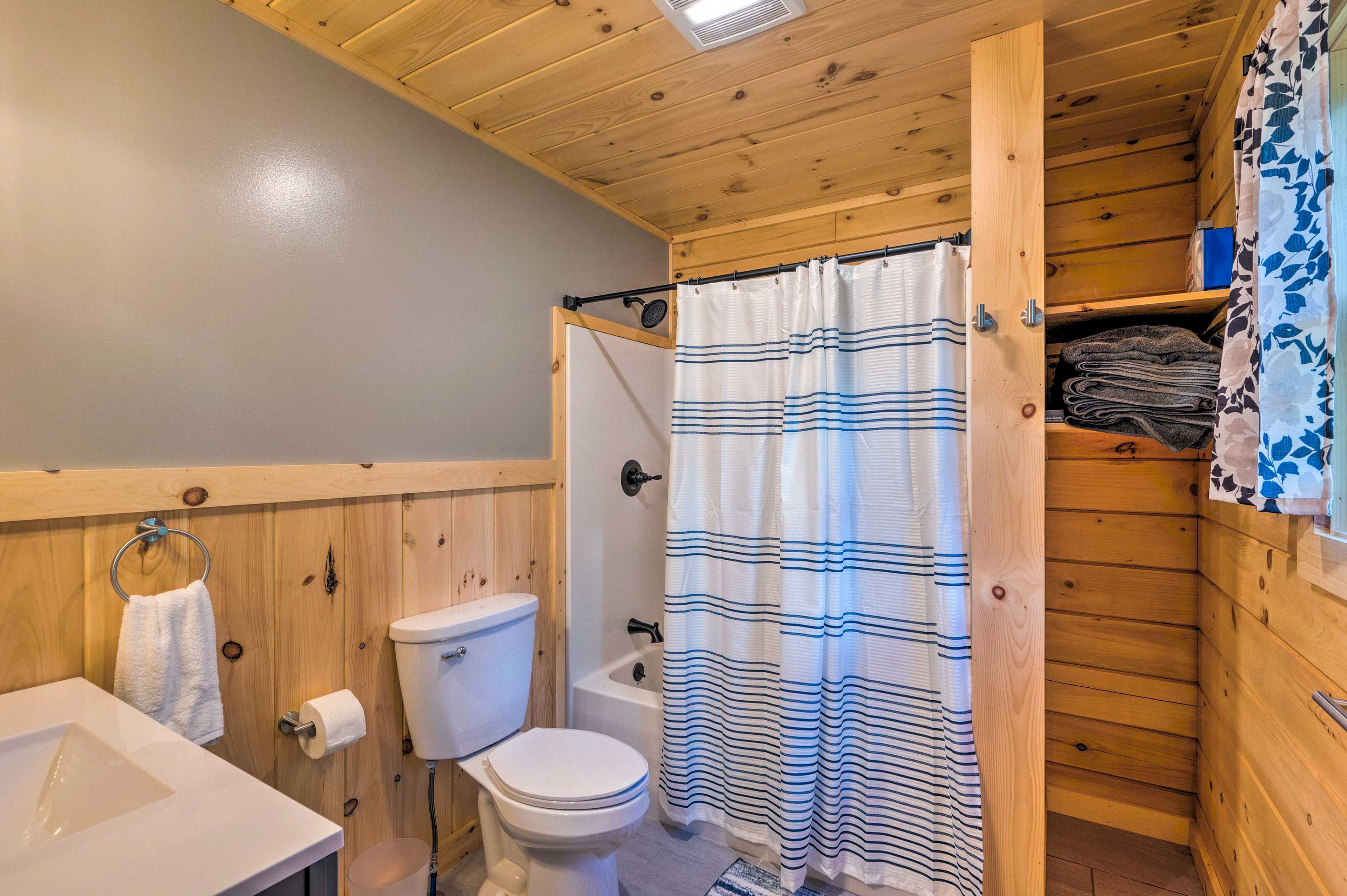 Full Bathroom | 1st Floor | Towels Provided | Complimentary Toiletries