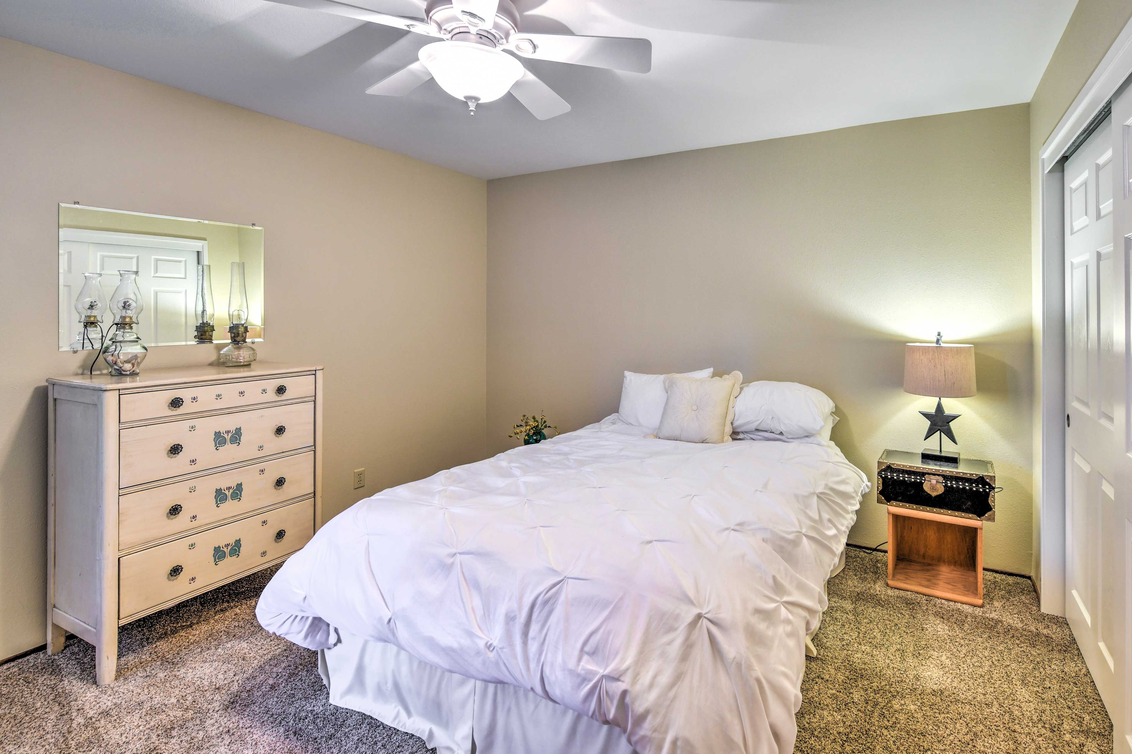 Bedroom 2 | Queen Bed | 1st Floor | Hangers