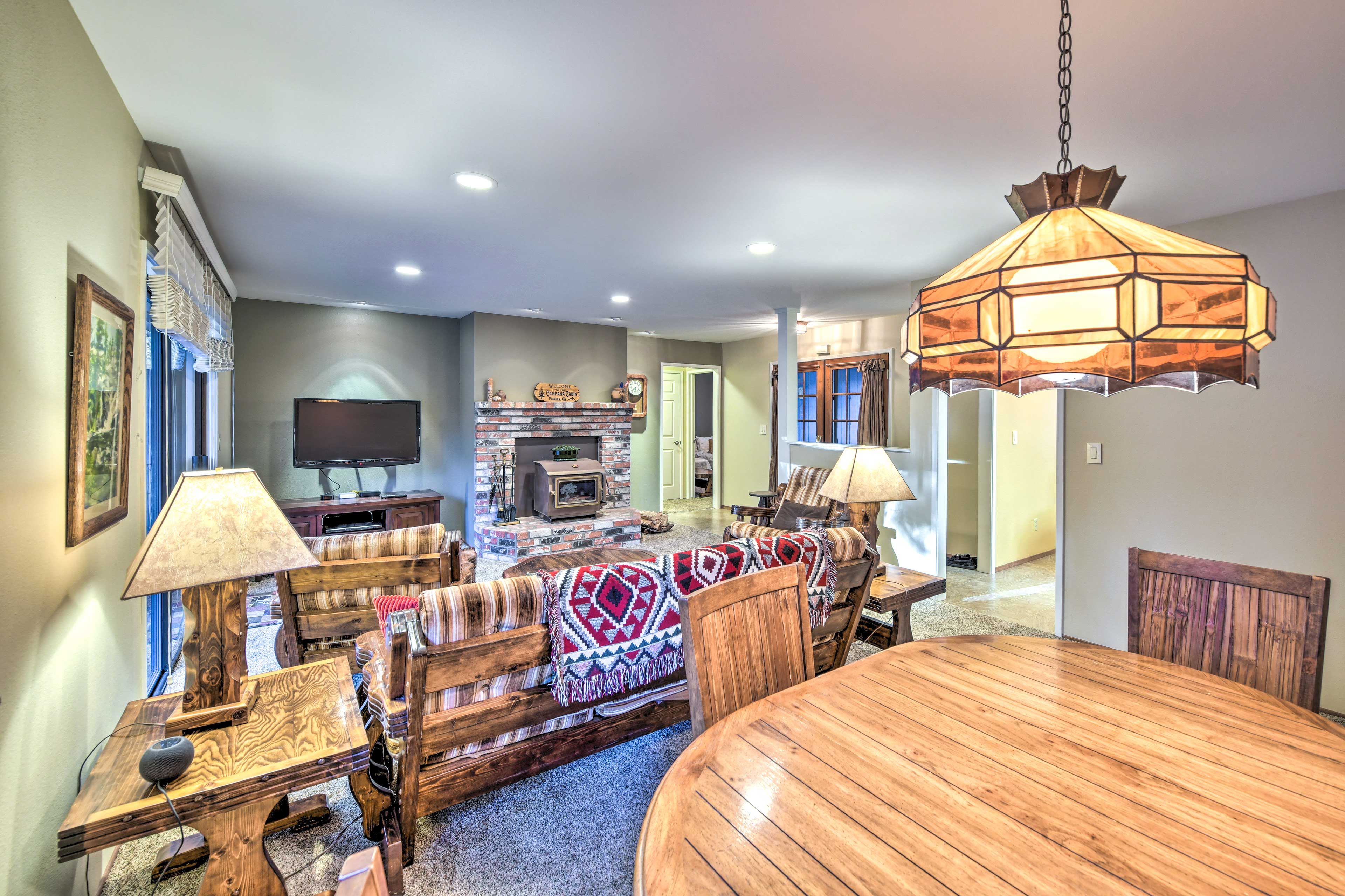 Living Room | Free WiFi | Smart TV | Wood-Burning Stove (Wood Provided)